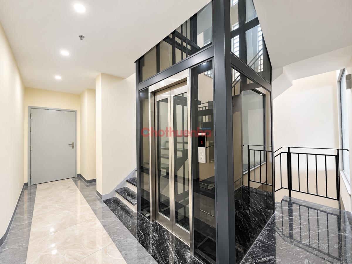 Cho thuê mặt bằng 200m2 tầng 2 Xuân La, hầm xe, giá 30 triệu/tháng