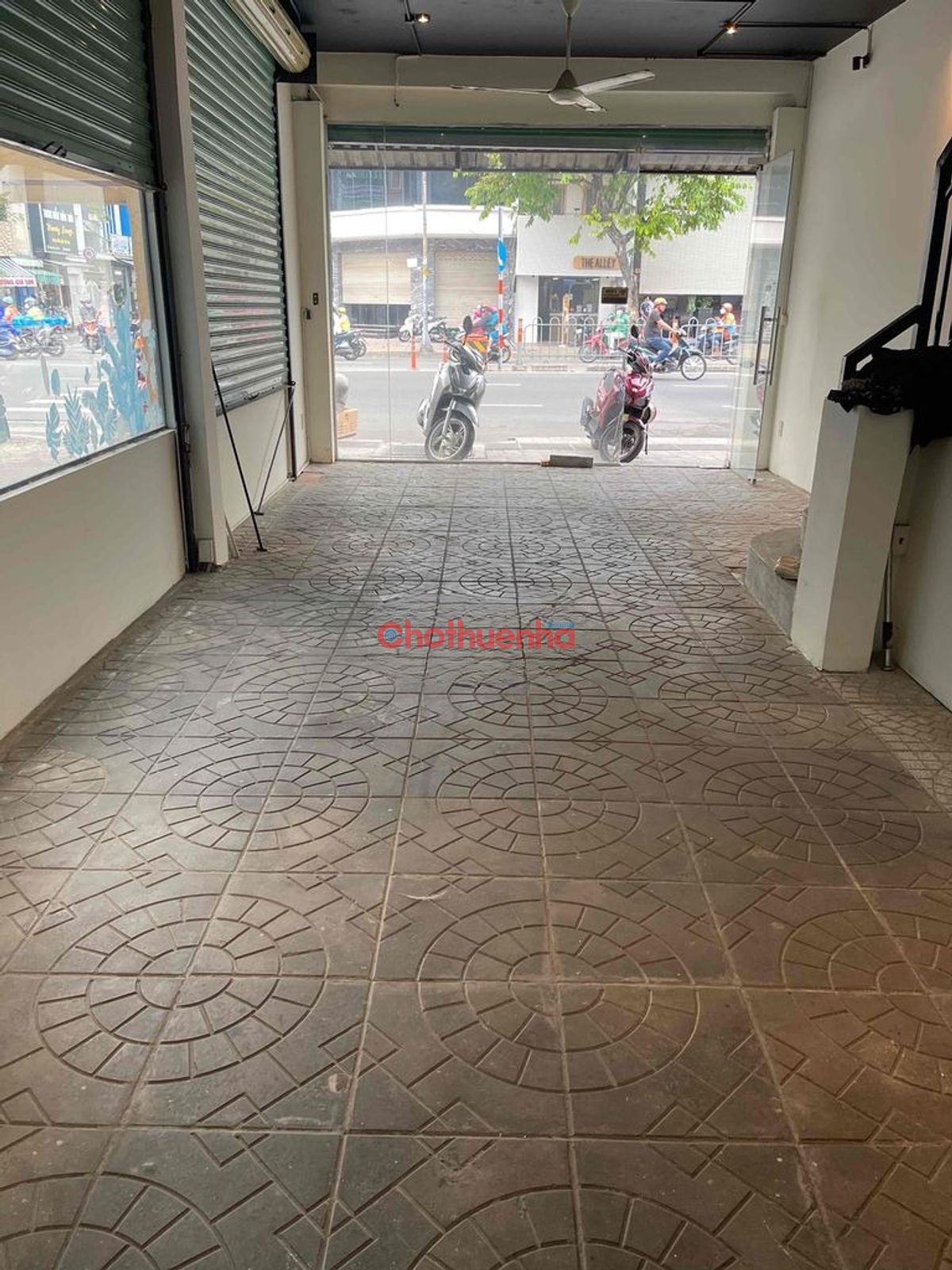 Cho thuê nhà trung tâm Quận 1 đường Nguyễn Văn Cừ tuyến đường kinh doanh sầm uất