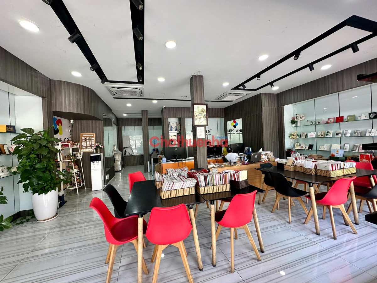 Cho thuê nhà mặt tiền Hồ Văn Huê, Phường 9, Quận Phú Nhuận.