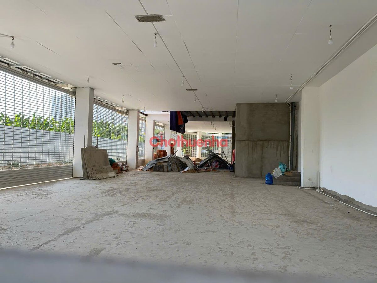 Cho thuê nhà 3 mặt tiền số 92 đường Nguyễn Quý Đức - diện tích 400m2/sàn - thích hợp đa ngành nghề