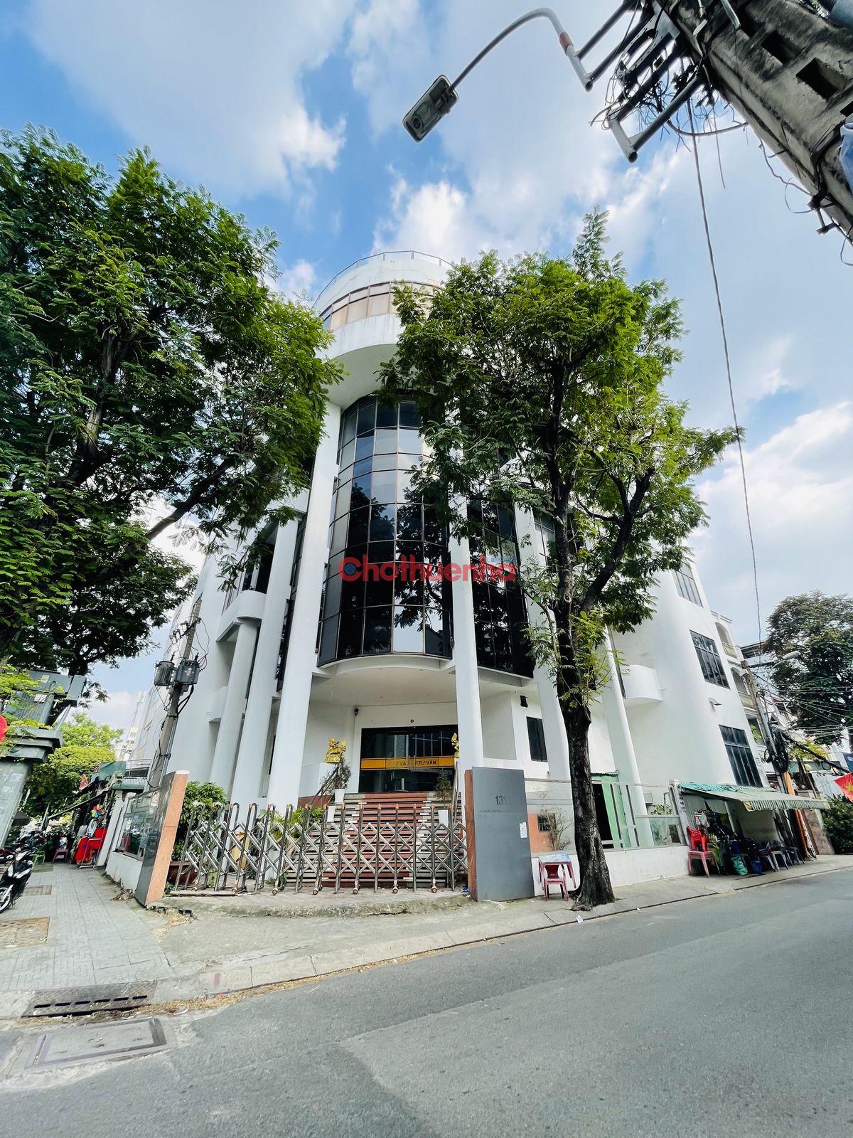 Cho thuê tòa nhà Văn Phòng góc Hai Mặt tiền đường Hoà Hưng, ngang 20m dài 25m Phường 12, Quận 10, TP.HCM