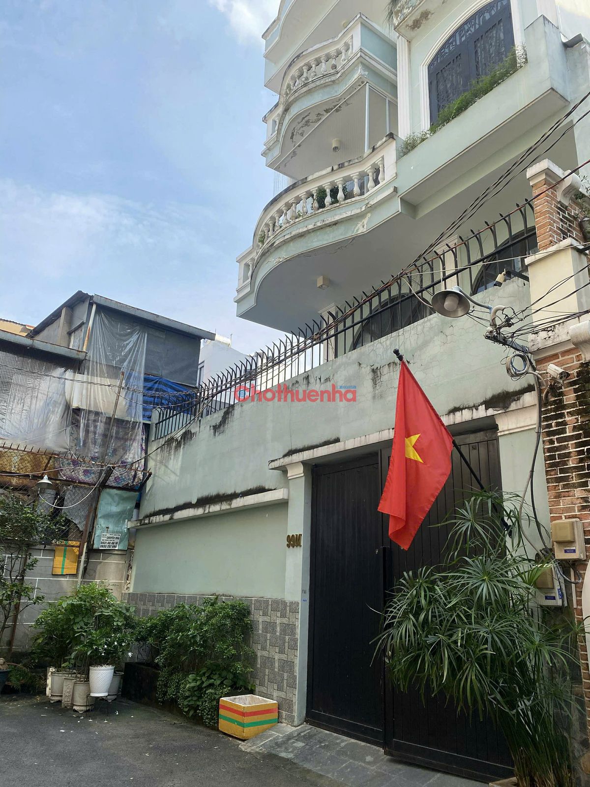 Cho thuê nhà nguyên căn biệt thự ngay trung tâm Quận Tân Bình. Diện tích khủng có hồ bơi nằm trong villa