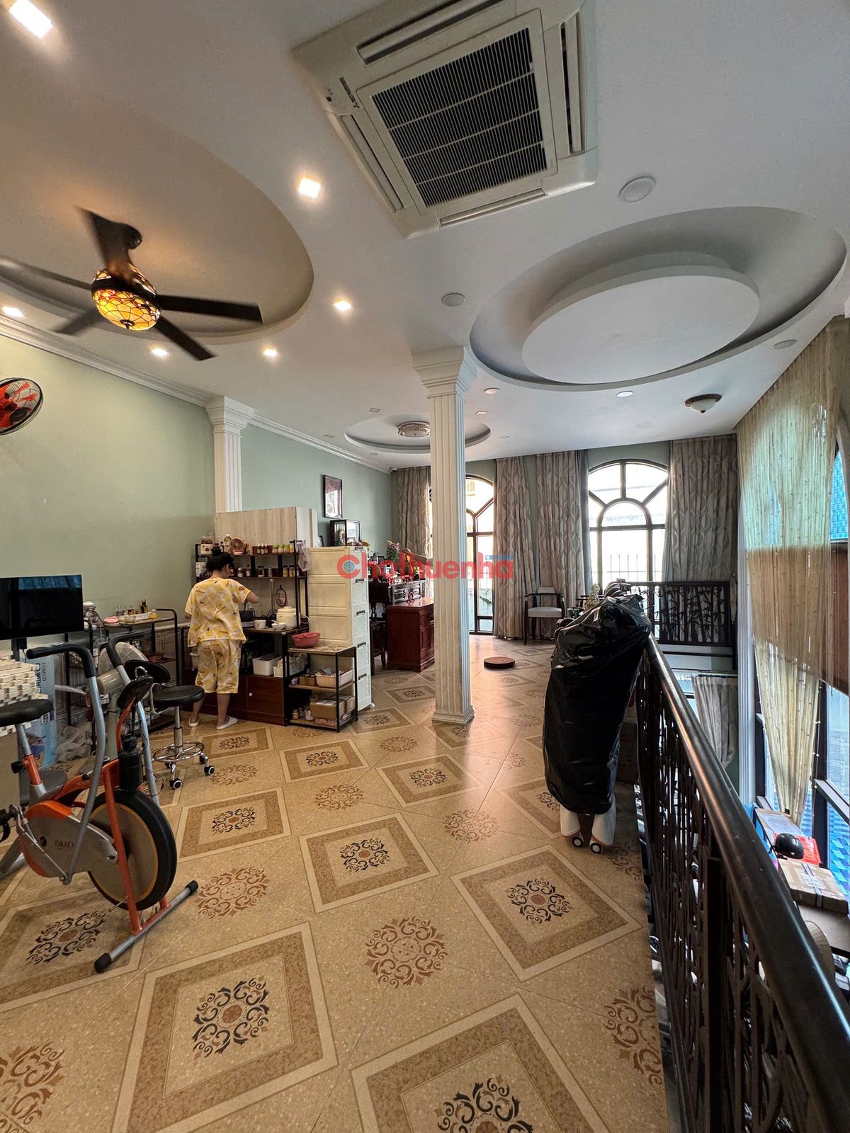 Cho thuê nhà nguyên căn biệt thự ngay trung tâm Quận Tân Bình. Diện tích khủng có hồ bơi nằm trong villa