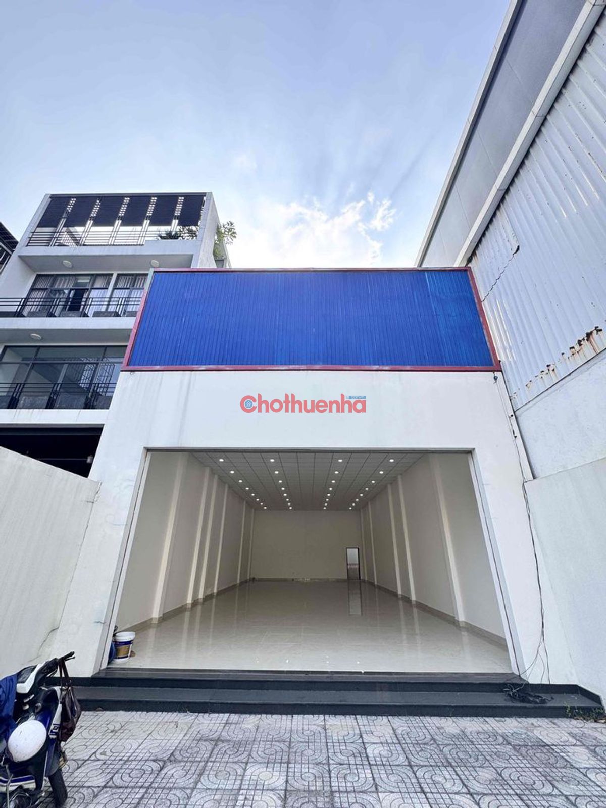 CHO THUÊ NHÀ NGUYÊN CĂN MẶT TIỀN QUỐC LỘ 13 DTSD 336M2 SÂN ĐẬU XE RỘNG