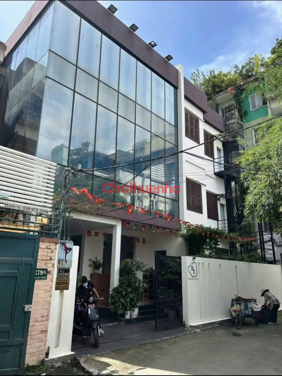 CHO THUÊ CĂN GÓC ĐƯỜNG HAI BÀ TRƯNG  QUẬN 3. 1 TRỆT, 2 LẦU, 15m x 15m