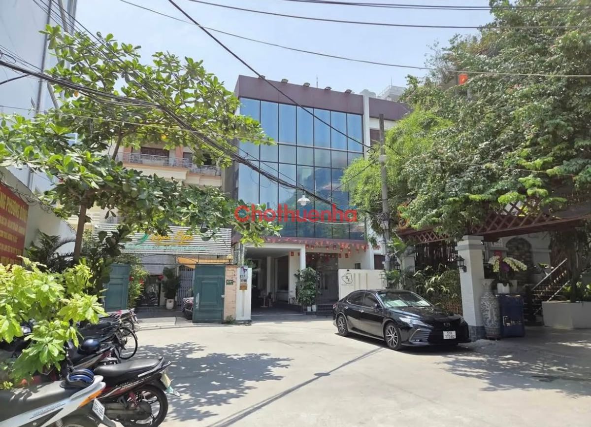 CHO THUÊ CĂN GÓC ĐƯỜNG HAI BÀ TRƯNG  QUẬN 3. 1 TRỆT, 2 LẦU, 15m x 15m