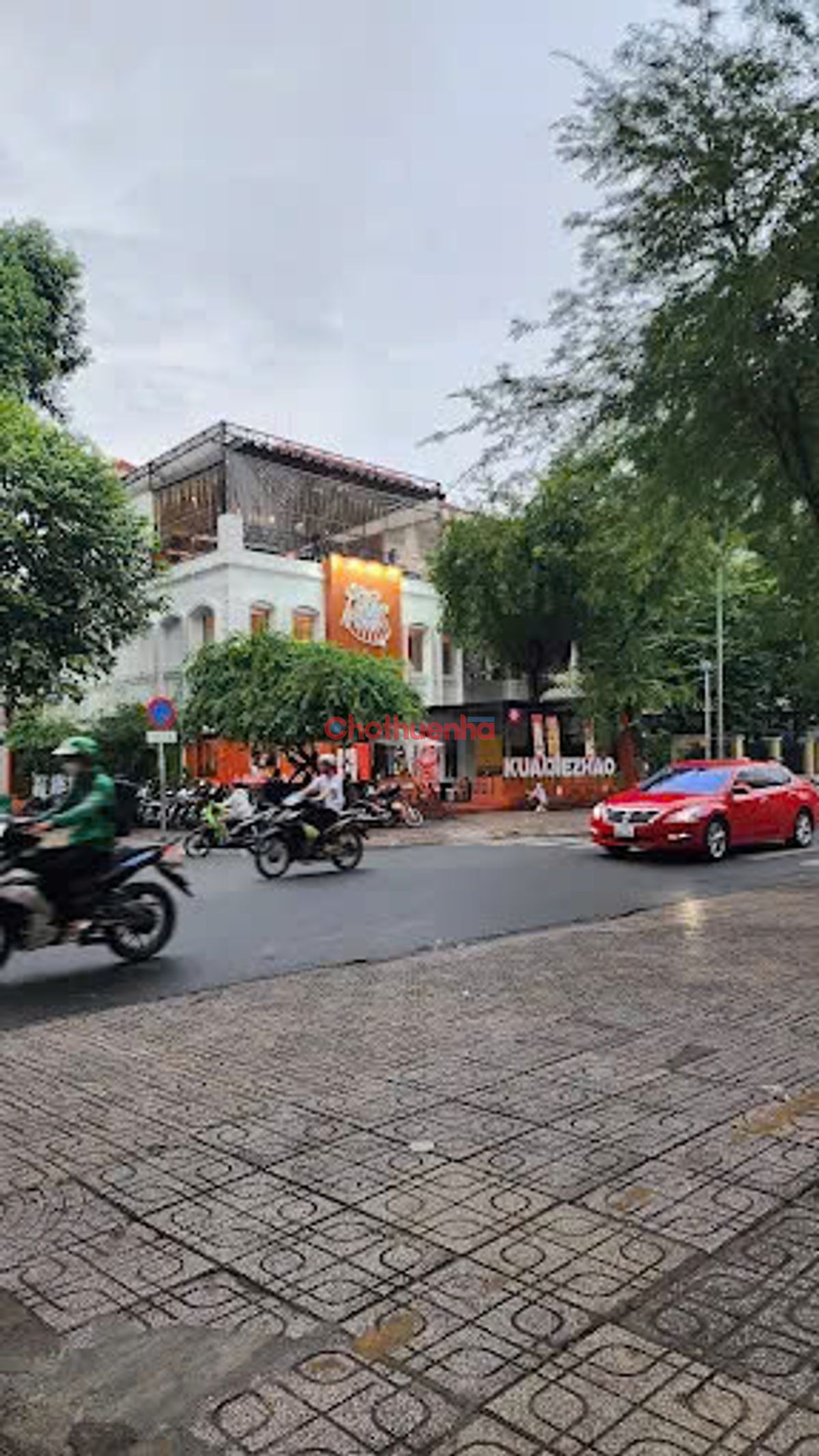 Biệt thự sân vườn , mặt tiền đường  Võ Văn Tần P6 Q3 ngang 15mx20m bao gồm 1 trệt 1 lầu có sân vườn 