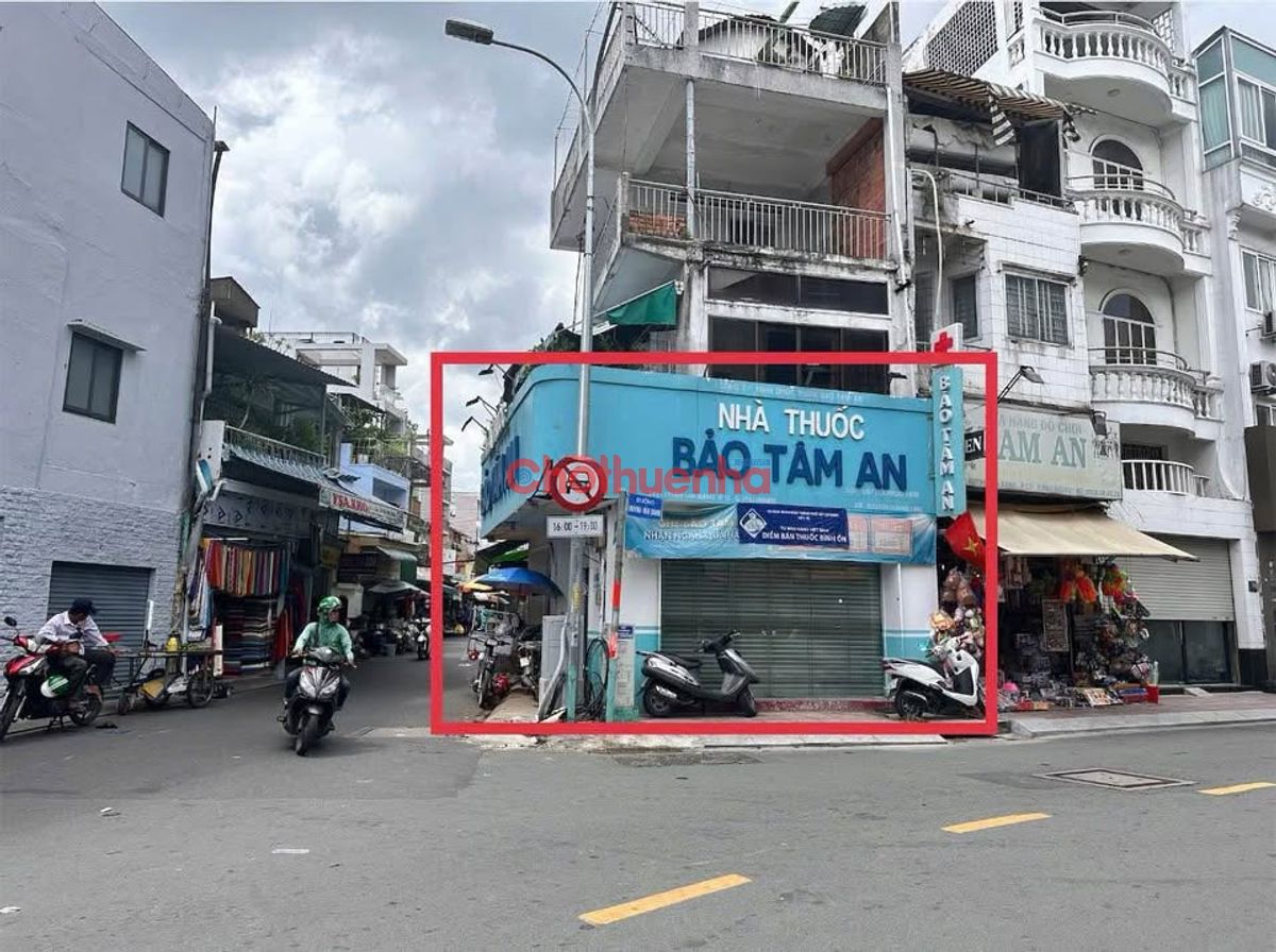 Cho thuê mặt bằng 2 mặt tiền chợ  Huỳnh Văn Bánh Phú Nhuận
