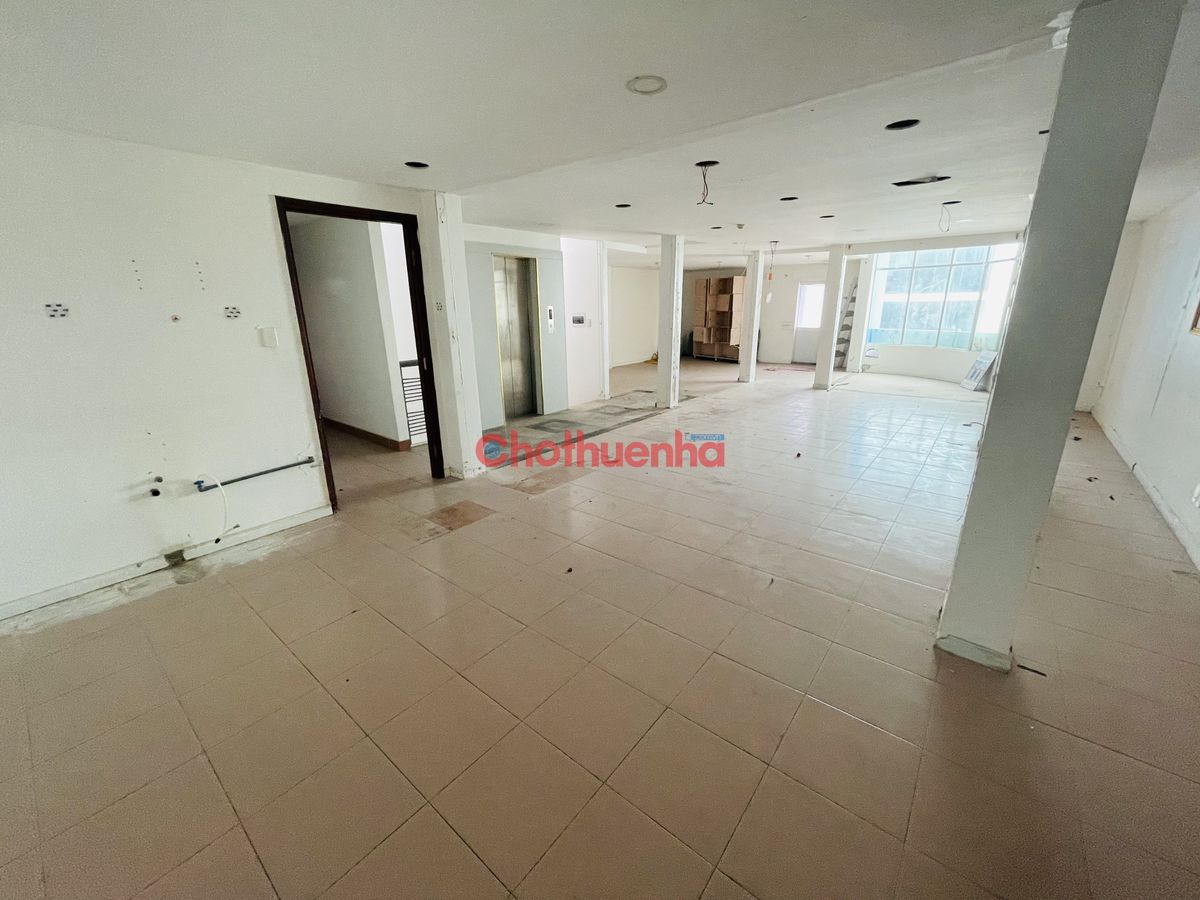 Cho thuê nhà căn góc 2 MT  Nguyễn Tri Phương Quận 10 - 211M2 - có hệ thống pccc