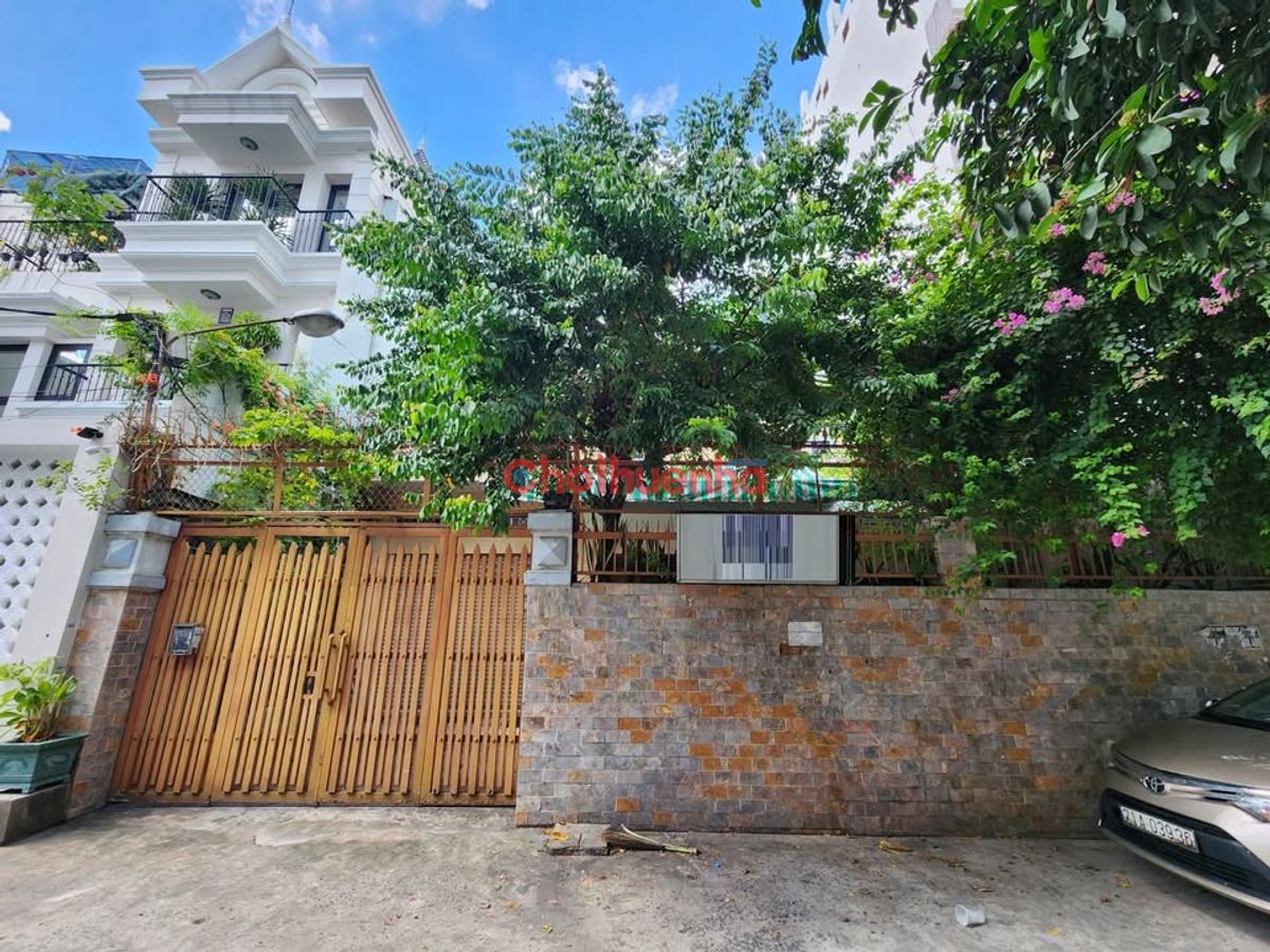 Cho thuê nhà hẻm ô tô đường Lam Sơn, DT 12x18m, trệt, 1 lầu, 3 phòng lớn