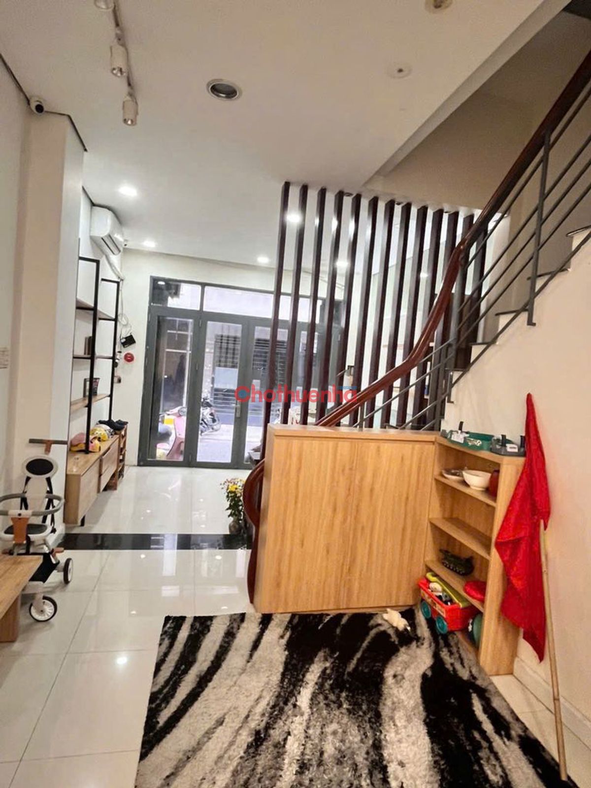 Cho thuê nhà nguyên căn mặt tiền đường Hoa gần Phan Xích Long