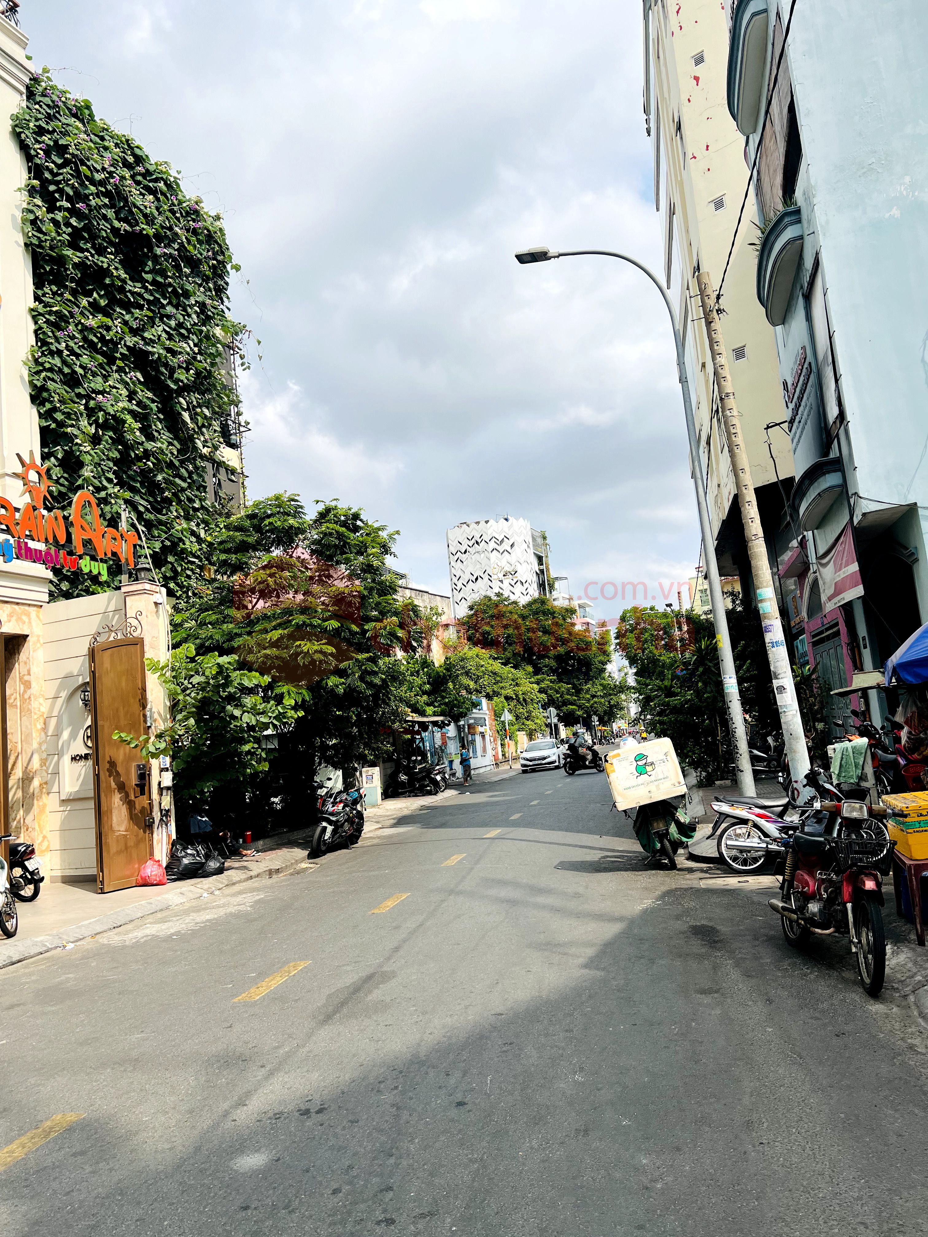 Cho thuê nhà mặt tiền Nguyễn Văn Nguyễn - Trần Quang Khải. Quận 1