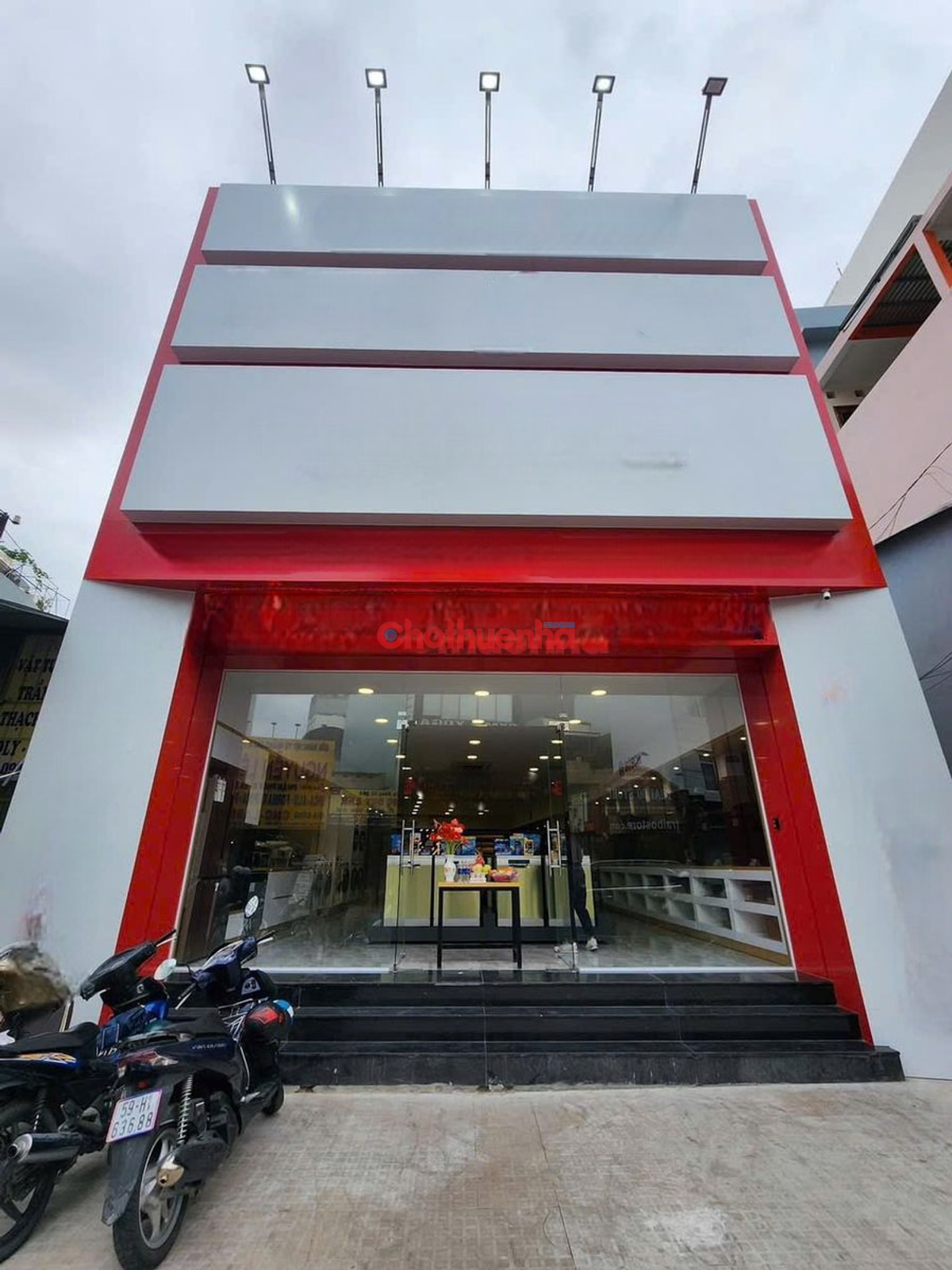 Cho thuê nhà nguyên căn mặt tiền Lạc Long Quân, Tân Bình - Diện tích lớn, vị trí đẹp!