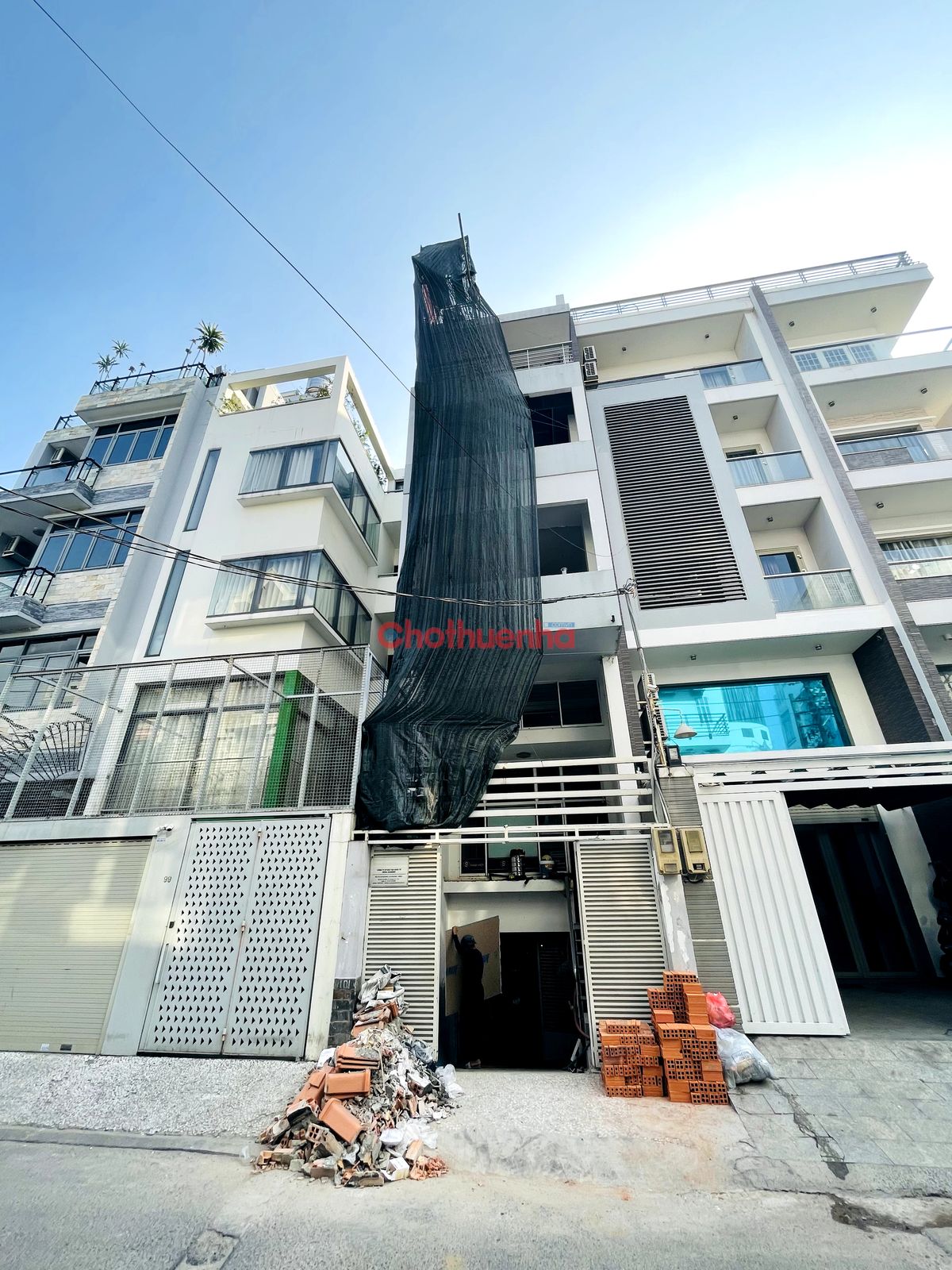 CHO THUÊ NHÀ ĐƯỜNG 3/2, QUẬN 10. CÓ HẦM, TRỆT 4 LẦU. NGAY VẠN HẠNH MALL