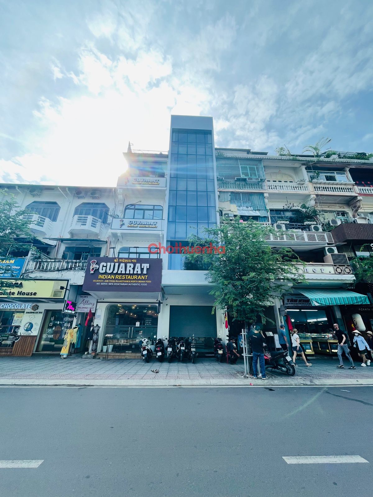 Cho thuê nhà nguyên căn mặt tiền đường Lê Lợi quận 1 ngang 4m dài 25m