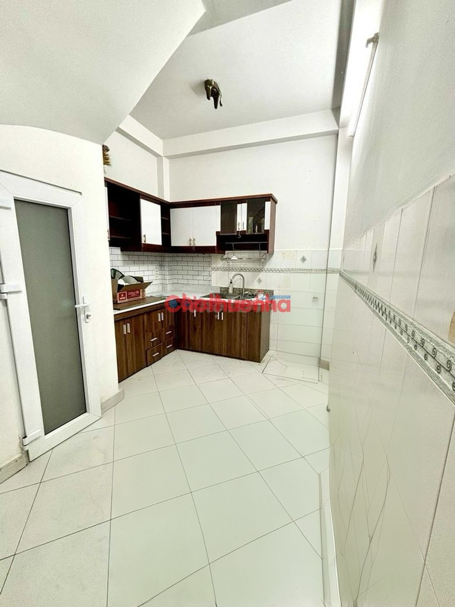 Cho thuê nhà mặt tiền đường Nguyễn Hiền, Phường 4, Quận 3.