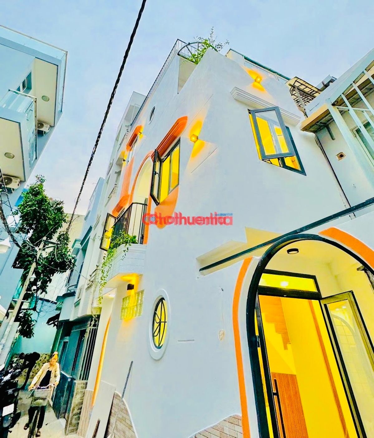 NHÀ MỚI CHO THUÊ VỚI PHONG CÁCH ĐỘC ĐÁO HIỆN ĐẠI 130M2 NGAY TRUNG TÂM SÀI GÒN