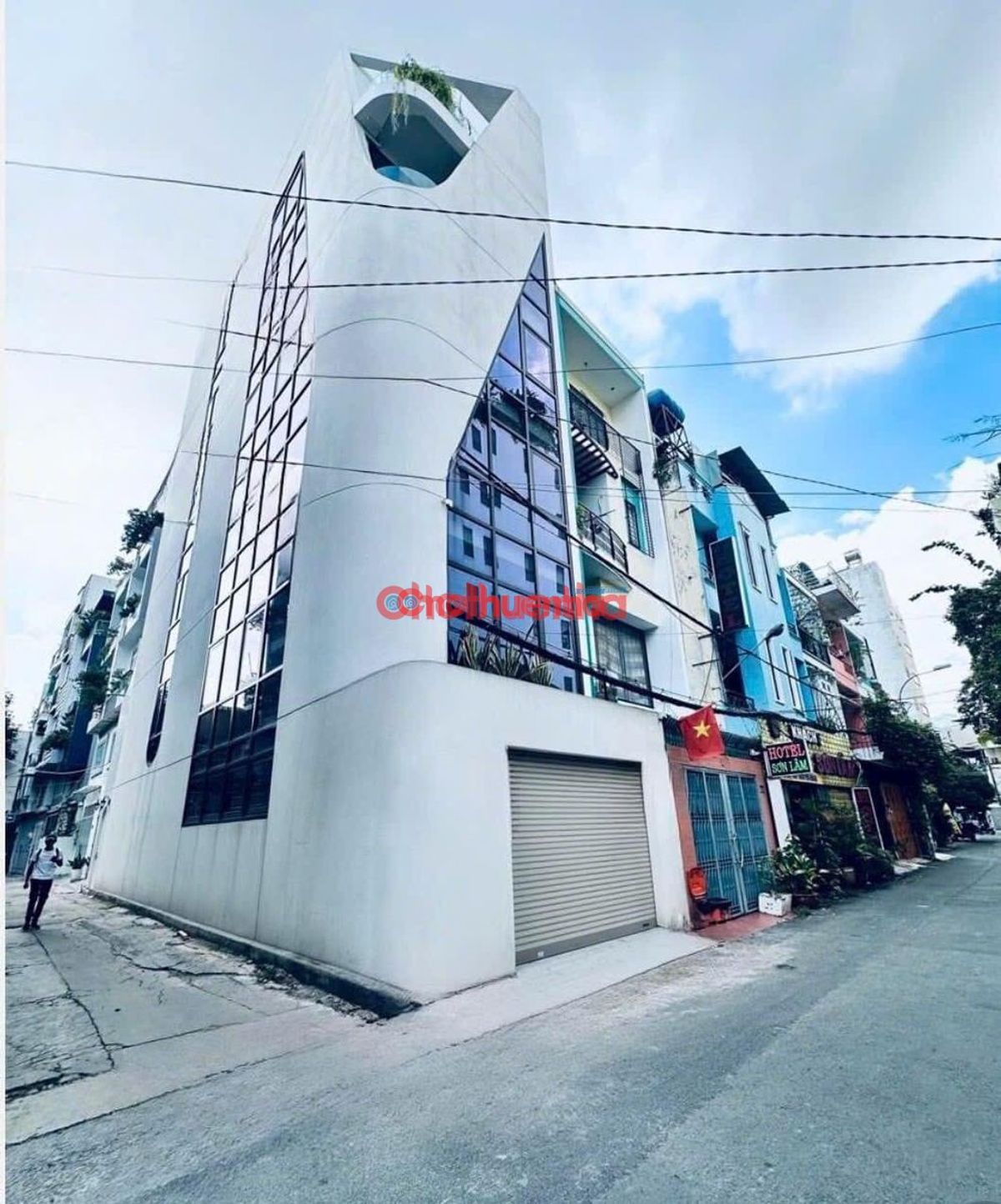 cho thuê nhà nguyên căn đường đào duy anh, phú nhuận. Tòa nhà nằm góc 2 mặt tiền - có chỗ đậu ô tô.