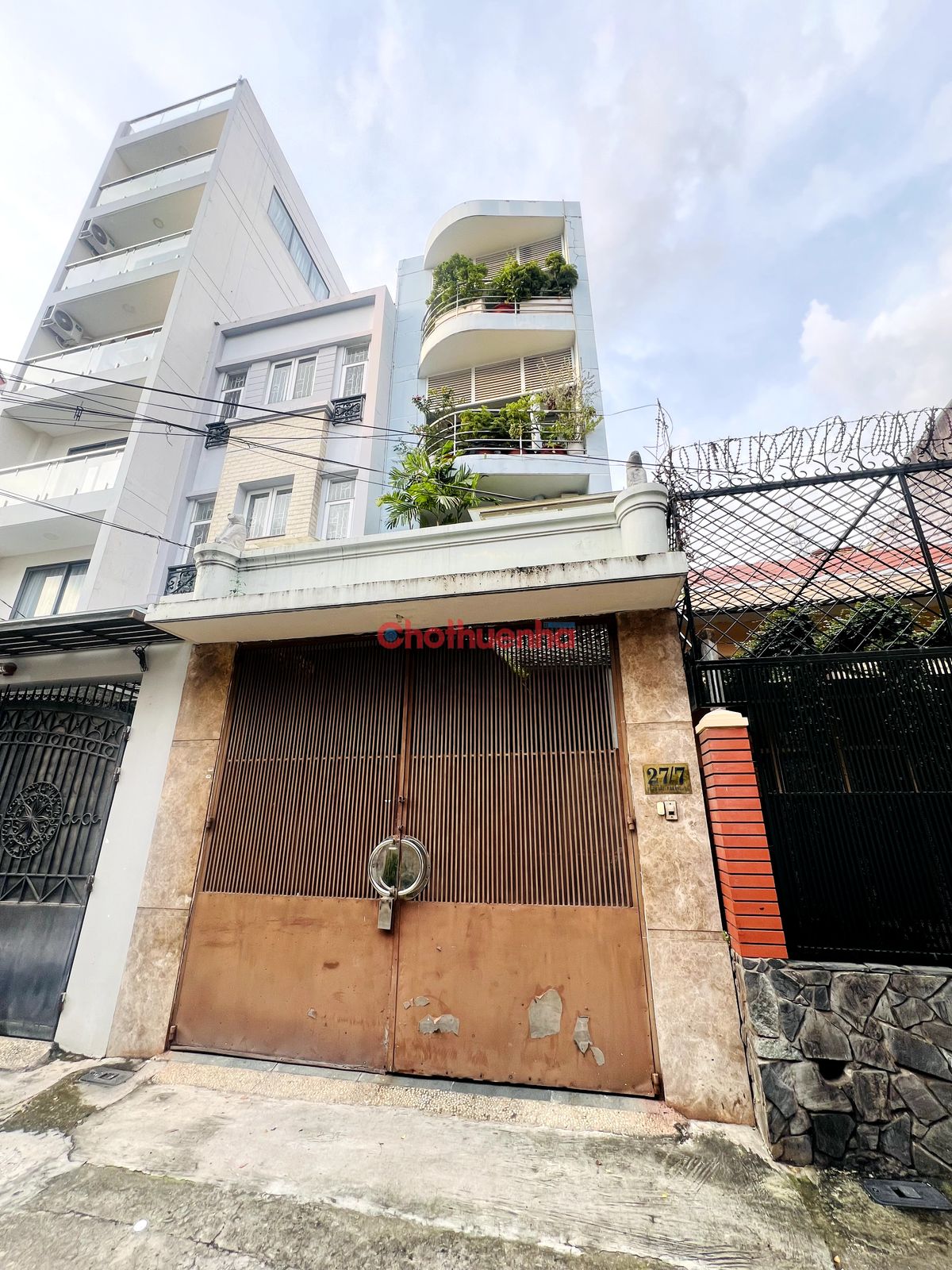 Cho thuê nhà nguyên căn - Võ Thị Sáu, Đa Kao, Quận 1 - Có sân đậu ô tô - DT 4M x 28M - 3 Lầu, 5 Phòng