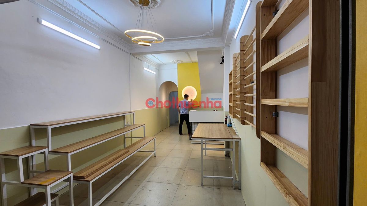 Cho thuê nhà nguyên căn mặt tiền đường Hoàng Sa, Tân Bình. Kết cấu 1 trệt 1 lầu, cầu thang cuối nhà.