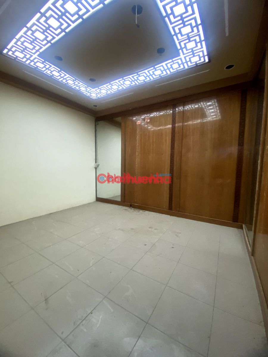 Cho thuê nhà mặt tiền đường 3/2, Quận 10. Gần Vạn Hạnh Mall. Trệt, 4 lầu suốt 