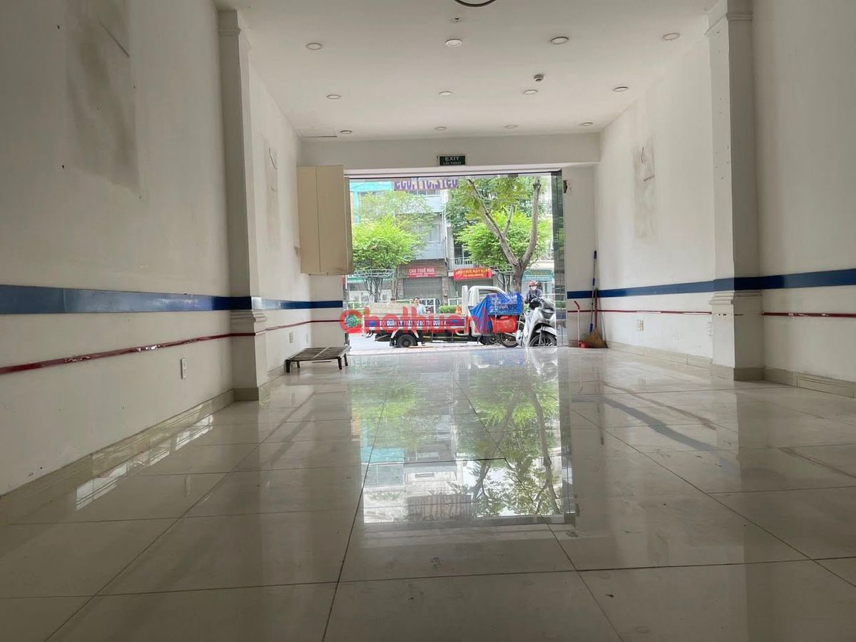 Cho thuê nhà 5 tầng gần 500m2 sử dụng- Mặt tiền Hoàng Diệu, Quận 4