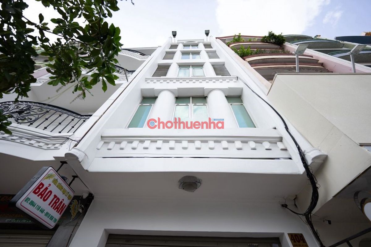 Cho thuê Nhà 360 m2 - Mặt tiền Hoàng Diệu, Phường 2, Quận 4 - 4m x 18m - 8 phòng 