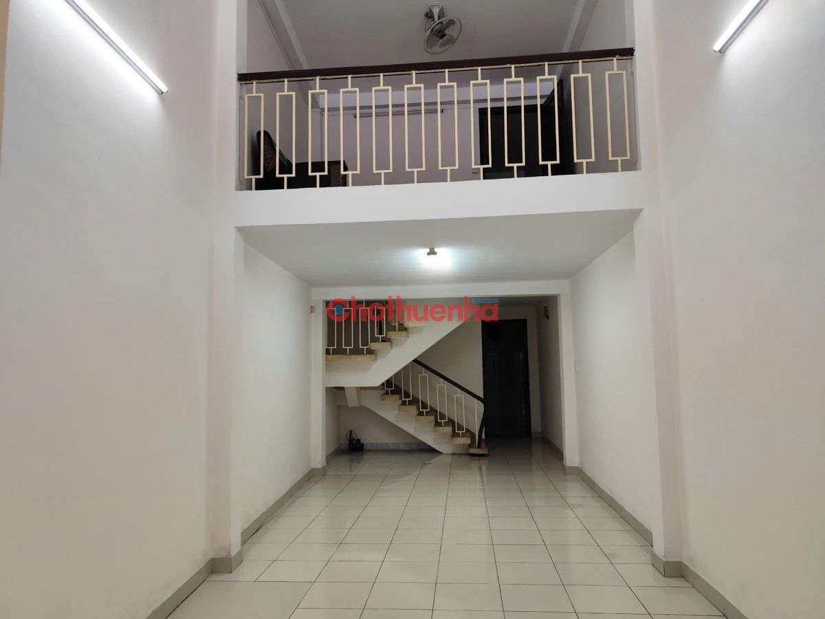 Cho thuê nhà - Mặt tiền - Lạc Long Quân, trệt 3 lầu, 75m2