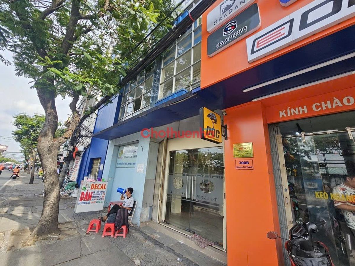 Cho thuê nhà mặt tiền Nguyễn Tất Thành, Quận 4. Ngay ĐH Nguyễn Tất Thành