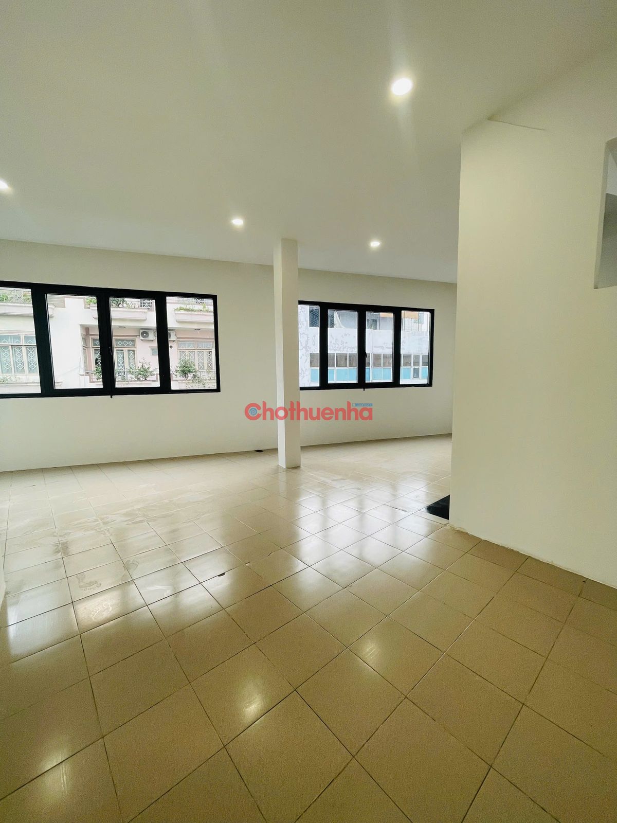 Cho thuê nhà - mặt tiền út tịch phường 4 tân bình - Ngang 8.5m x6m - 1 trệt 3 lầu - Chỉ 45 Triệu.