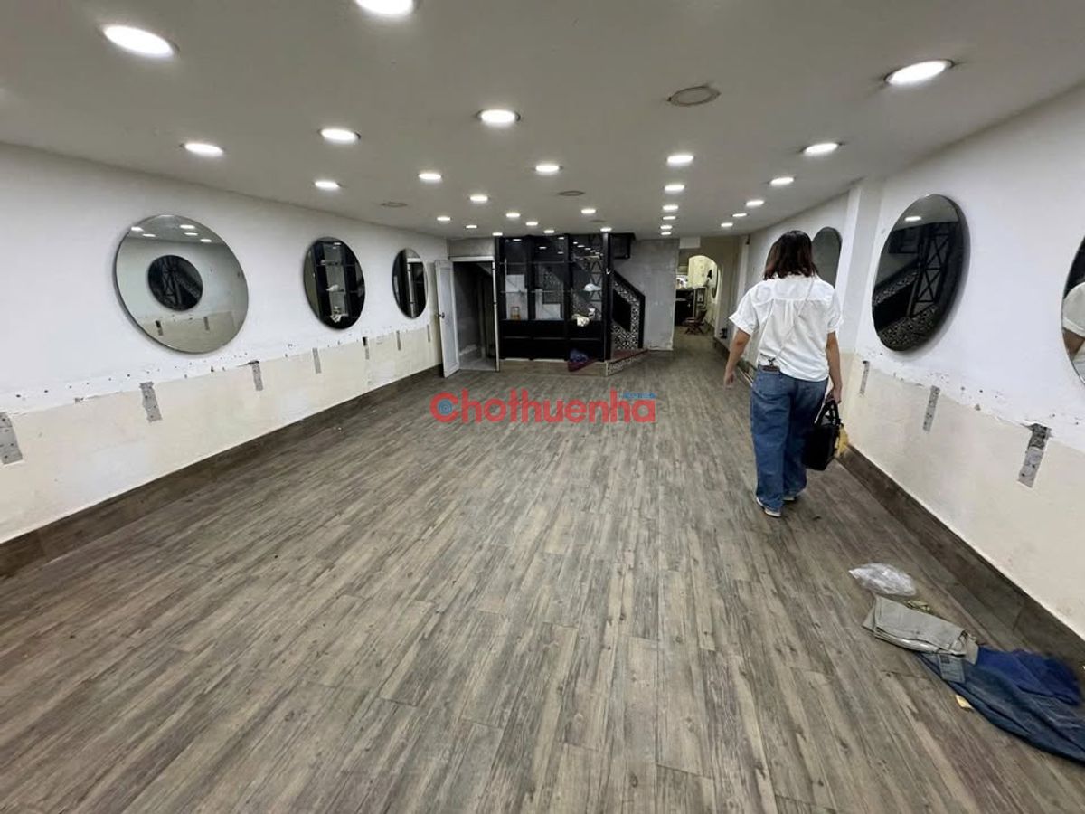 Cho thuê nhà mặt tiền đường Lê Thị Riêng, Phường Phạm Ngũ Lão, Quận 1.