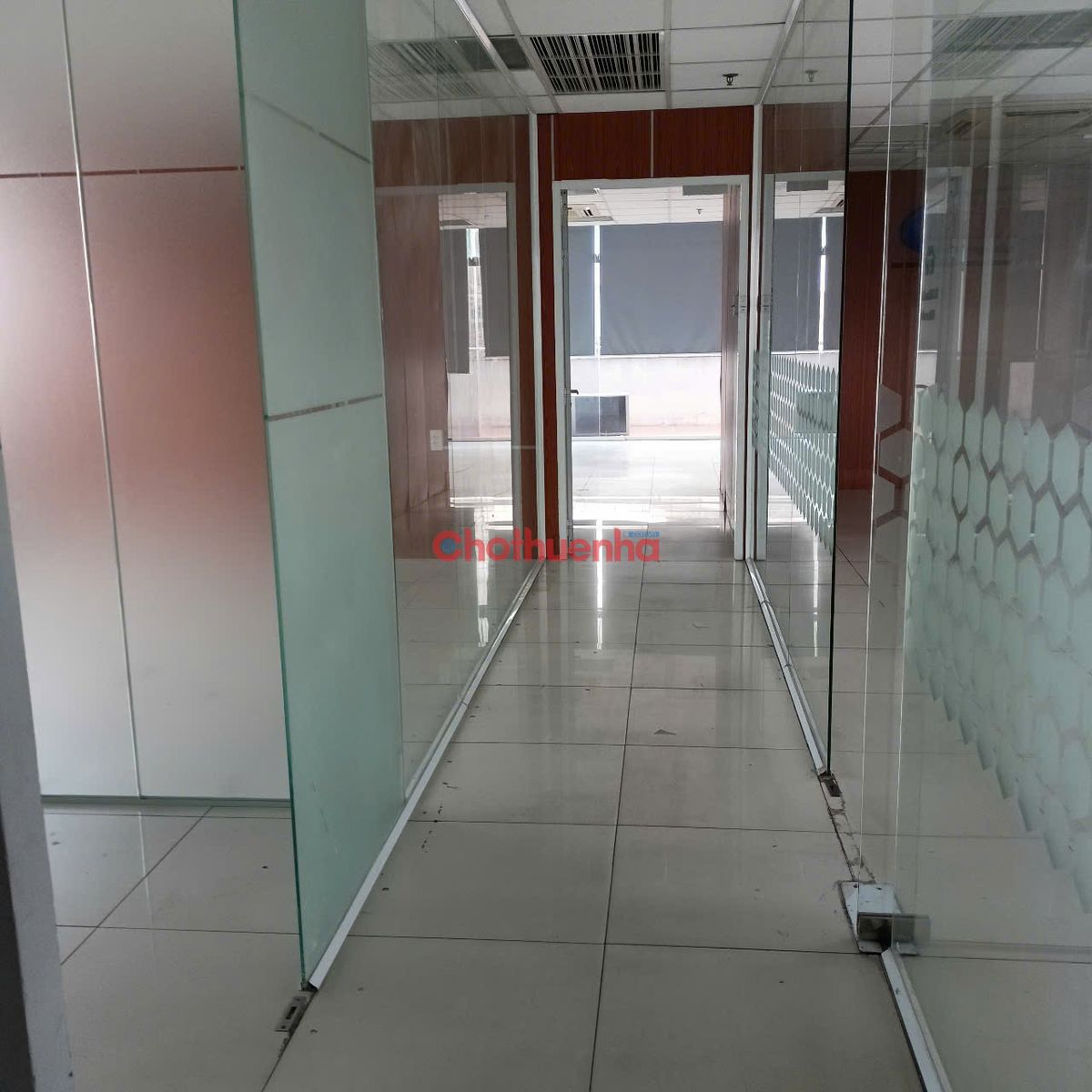 Cho thuê văn phòng MT Nguyễn Văn Trỗi Quận Phú Nhuận DT 180m2 giá thuê 54tr/tháng. 