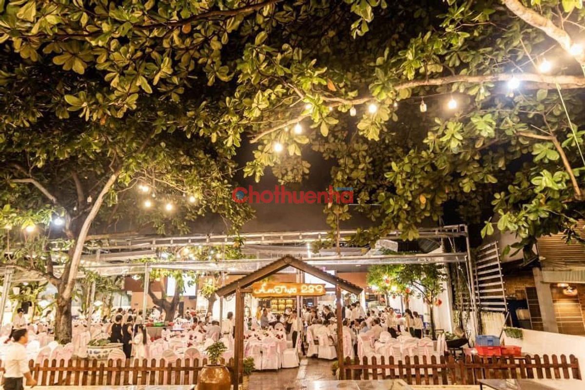 Cho thuê mặt bằng, mặt tiền đường chính Bình Quới ngang 35m trãi dài phía sau giáp sông, view bao đẹp, đã set up theo mô hình nhà hàng Hầm rượu, trang thiết bị đầy đủ, vào là kinh doanh được ngay