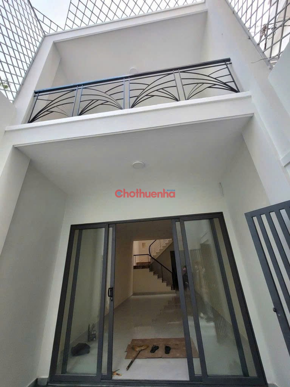 Cho thuê nhà nguyên căn mới sơn sửa - diện tích 4x20m -  Quận 1