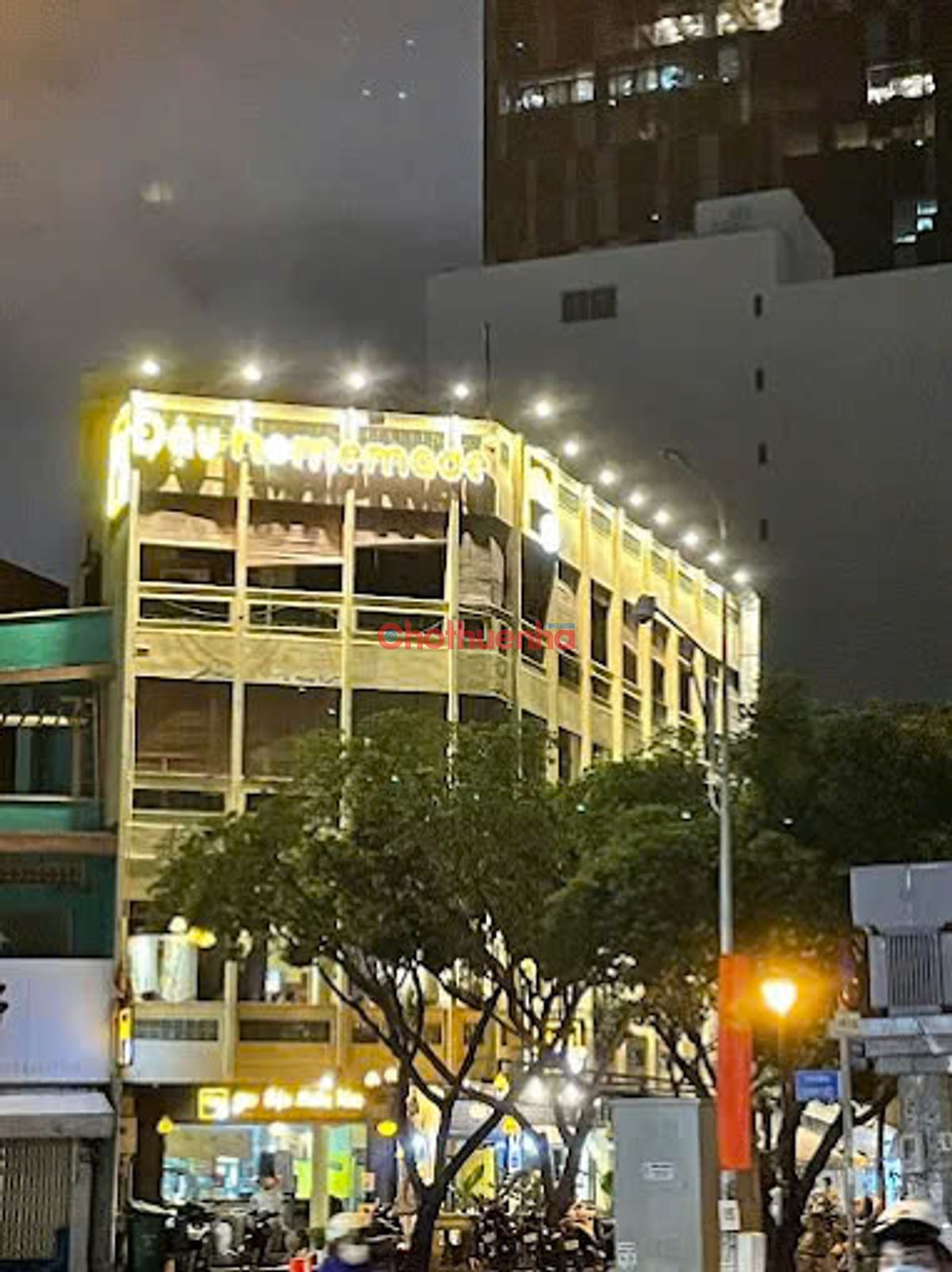 Cho thuê mặt bằng góc trung tâm quận 4 ngang 10m dài 20m trệt 3 lầu 