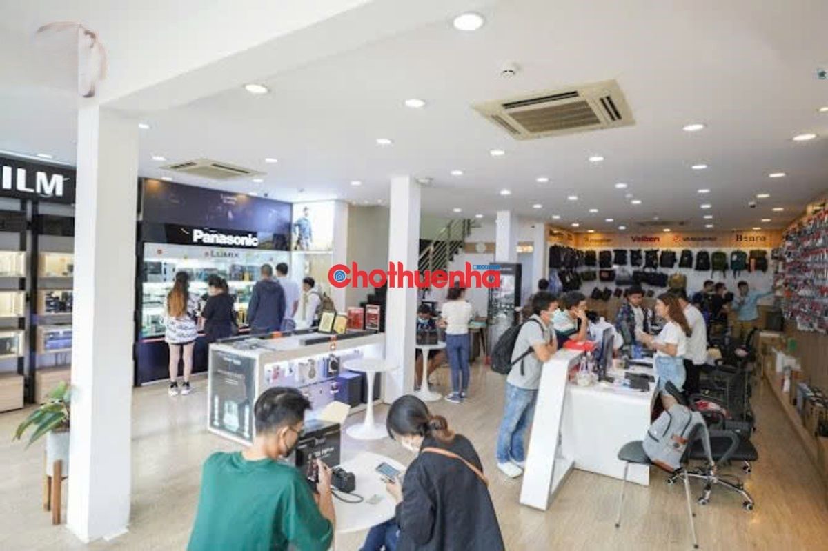 Cho thuê nhà mặt tiền ngang 8m Nguyễn Thị Minh Khai Phường 2, Quận 3.