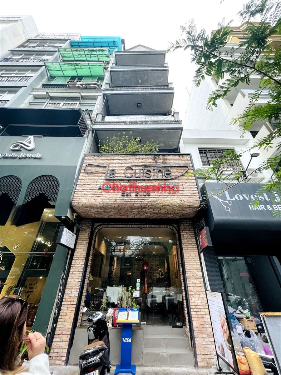 CHO THUÊ NHÀ MẶT TIỀN 4 LẦU KINH DOANH SIÊU ĐẮC ĐỊA NGAY LÊ THÁNH TÔN - QUẬN 1