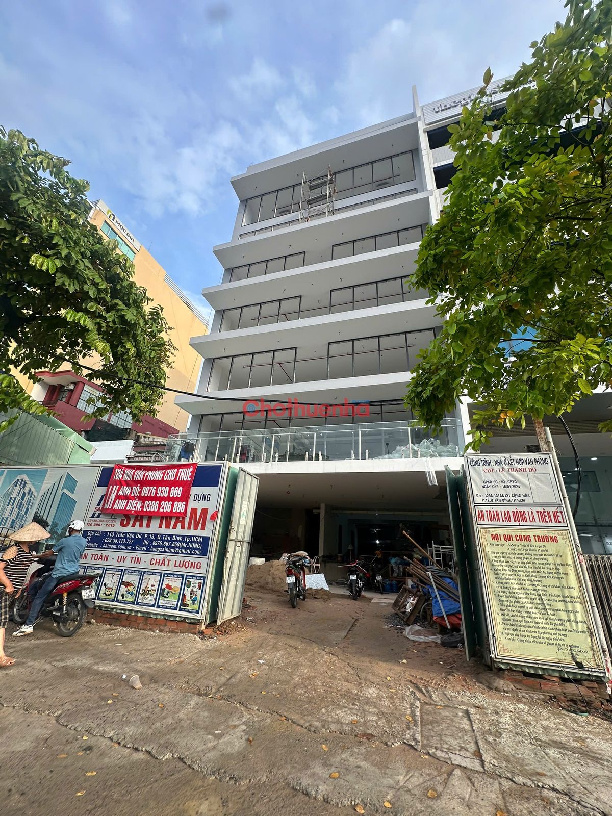 Cho thuê toà nhà văn phòng mặt tiền đường Cộng Hòa Tân Bình ngay sát nhà ga T3 ngang 13m dài 25m 2 hầm 10 lầu 