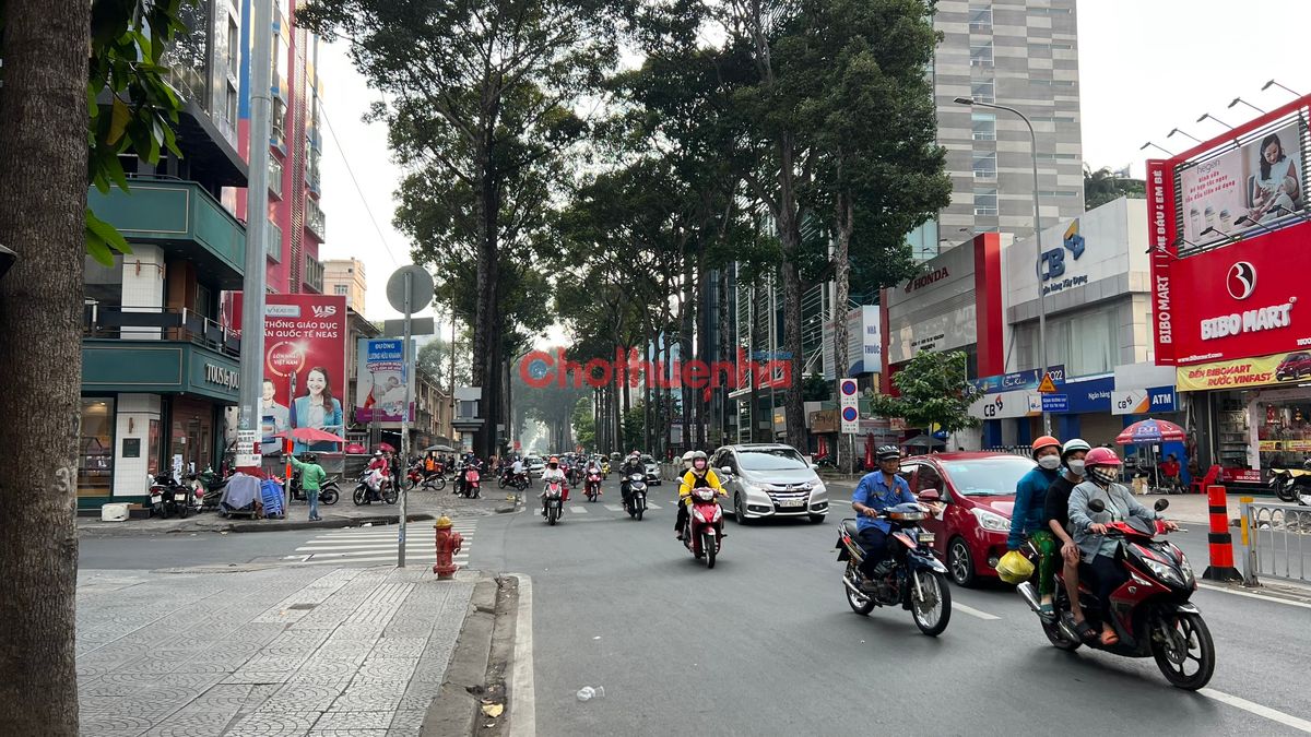 Cho thuê nhà mặt tiền ngay vòng xoay đường Nguyễn Thị Minh Khai, Phường 2, Quận 3.