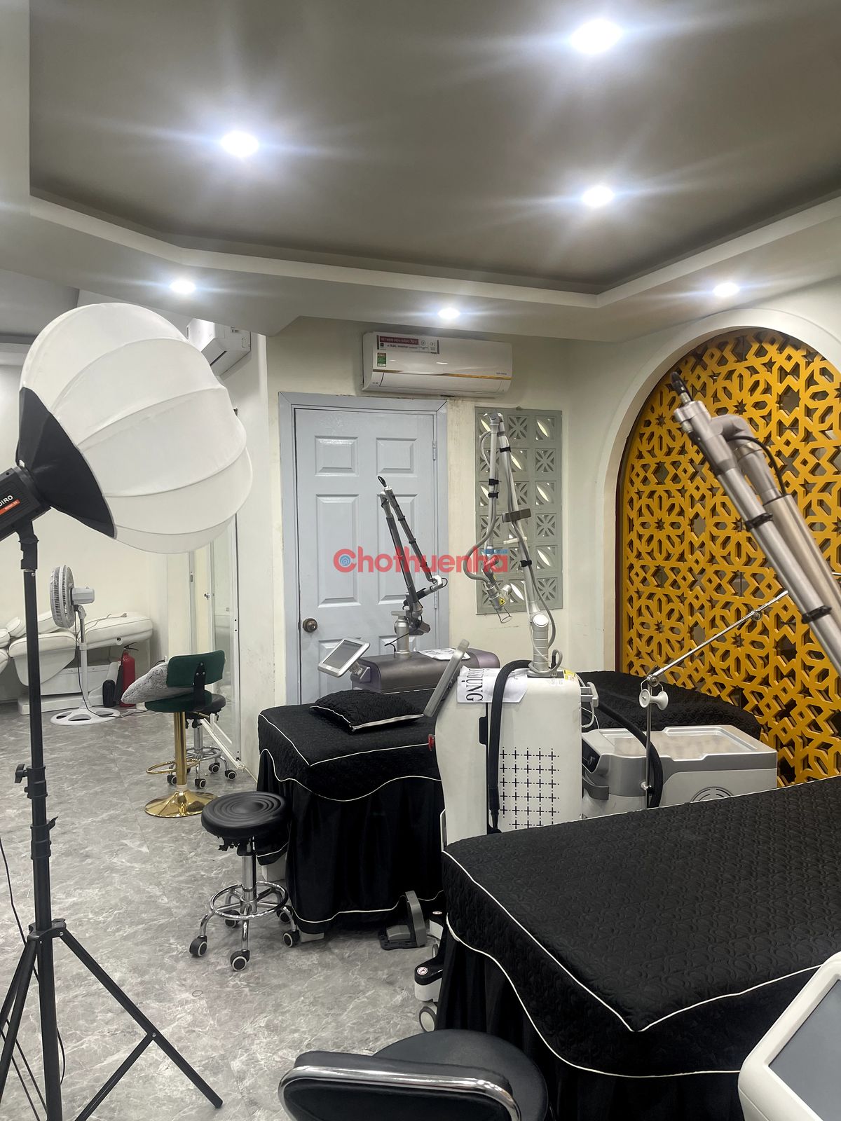 Cho thuê nhà mặt tiền đường trung tâm Quận 3. ngang 8m. Showroom, Nha khoa, Cafe