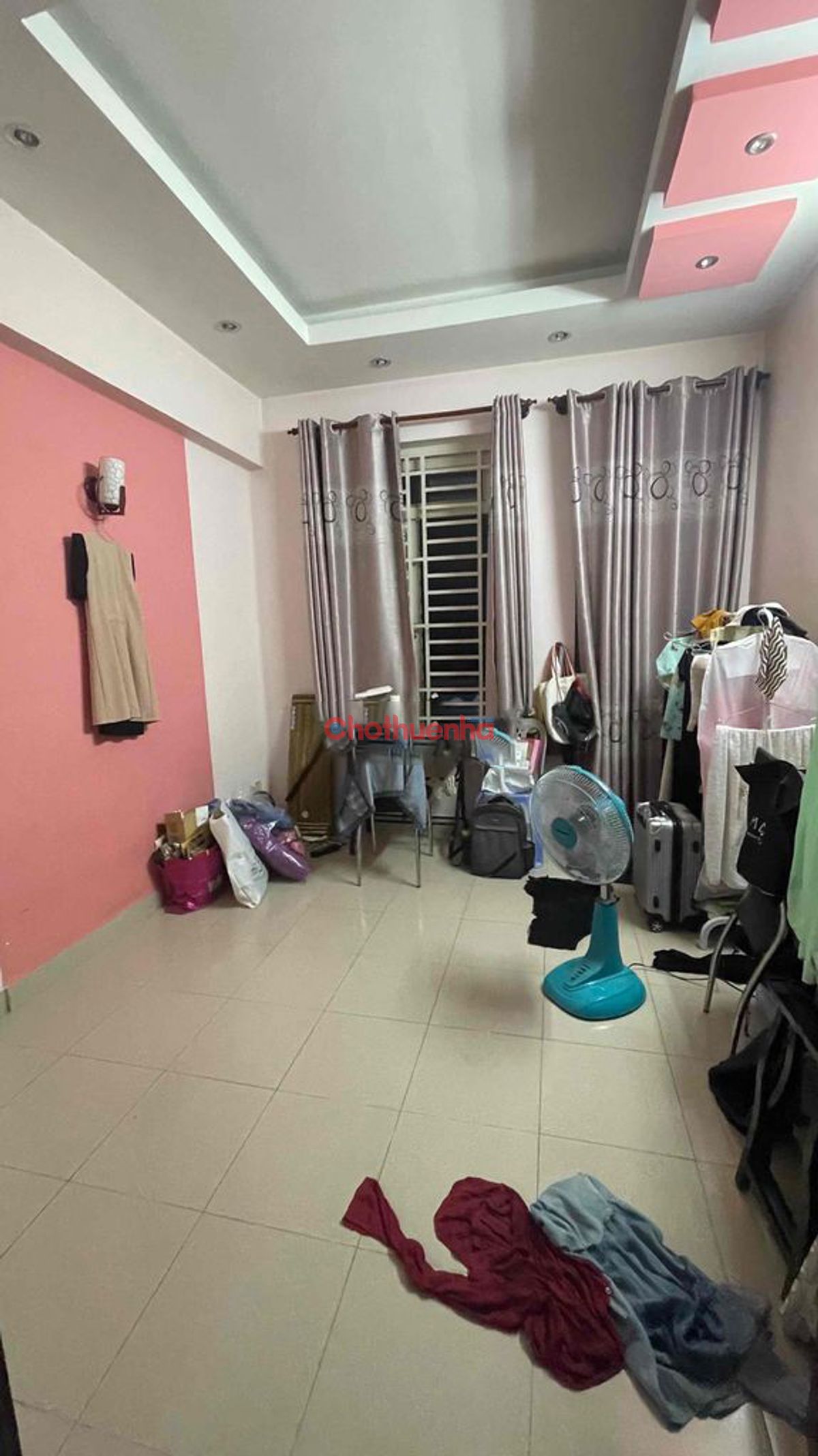 Nhà có 1 trệt, 2 lầu, 1 sân thượng, 1 phòng giặt, 1 phòng thờ, 2wc: