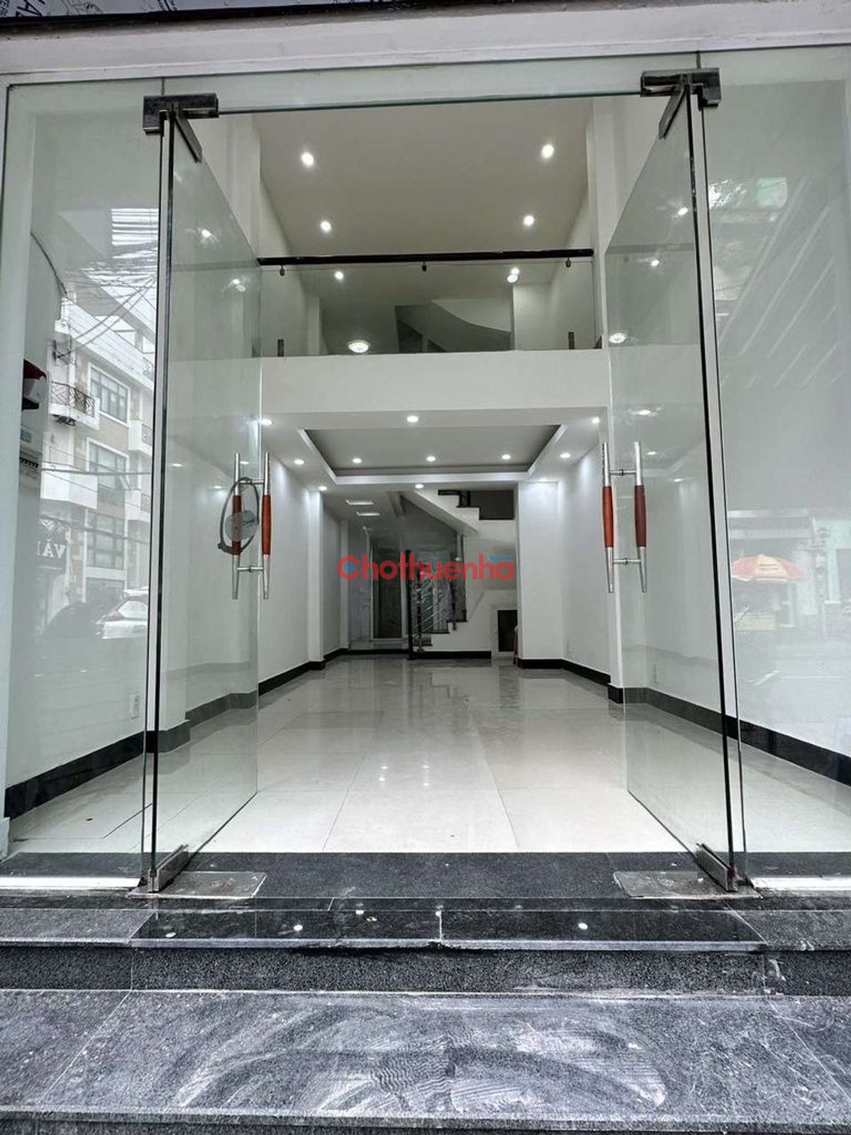 Cho thuê nhà mặt tiền Ngô Quyền, Quận 10 - 6 phòng ngủ, chỉ 30 triệu/tháng.