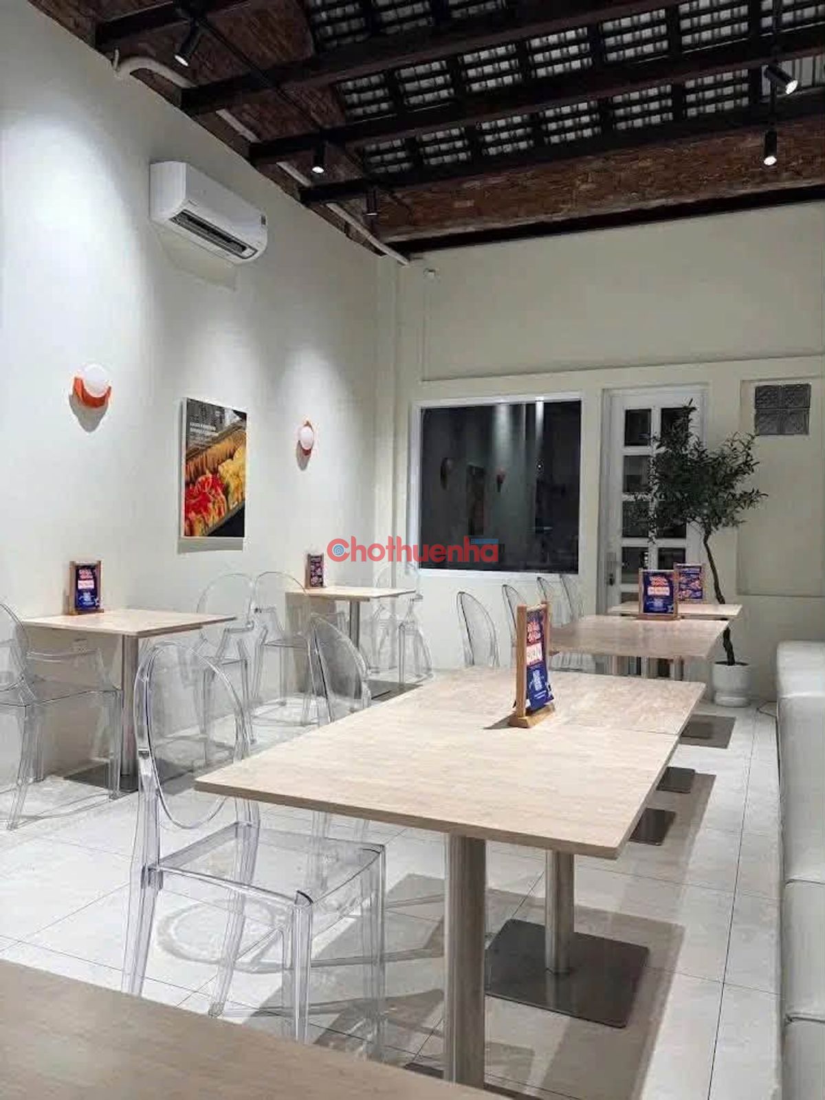 Cho thuê nhà mặt tiền Nguyễn Công Trứ , Quận 1. Nhà đẹp , vỉa hè rộng - Chỉ 35 triệu.