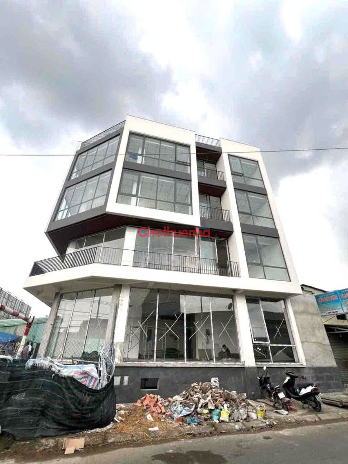 Cho thuê tòa nhà MT đường Nguyễn Duy Trinh, Phường Long Trường, Quận 9.