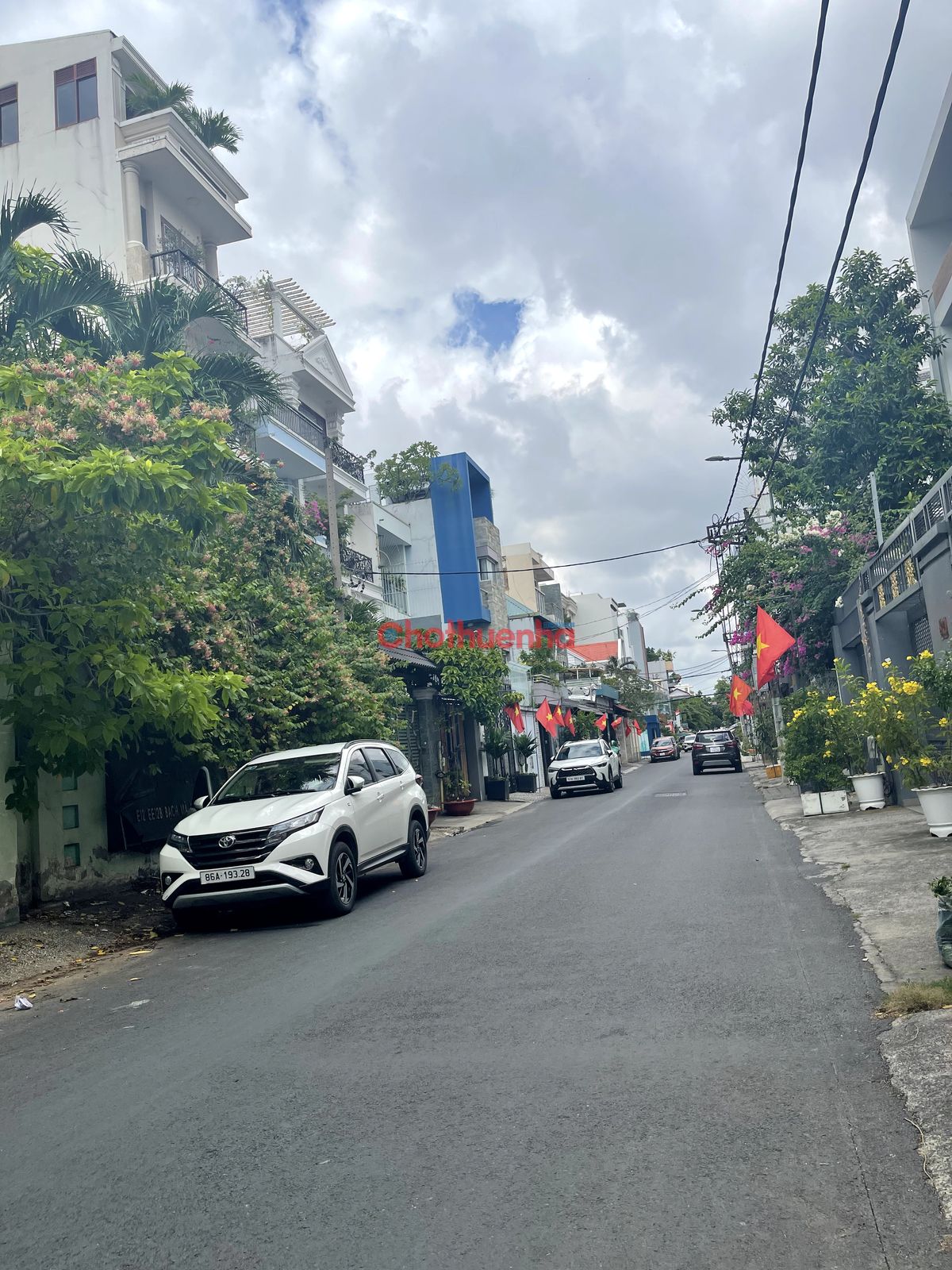 CHO THUÊ NHÀ NGUYÊN CĂN, PHƯỜNG 15, QUẬN 10 - Ô TÔ ĐẬU TRƯỚC NHÀ 