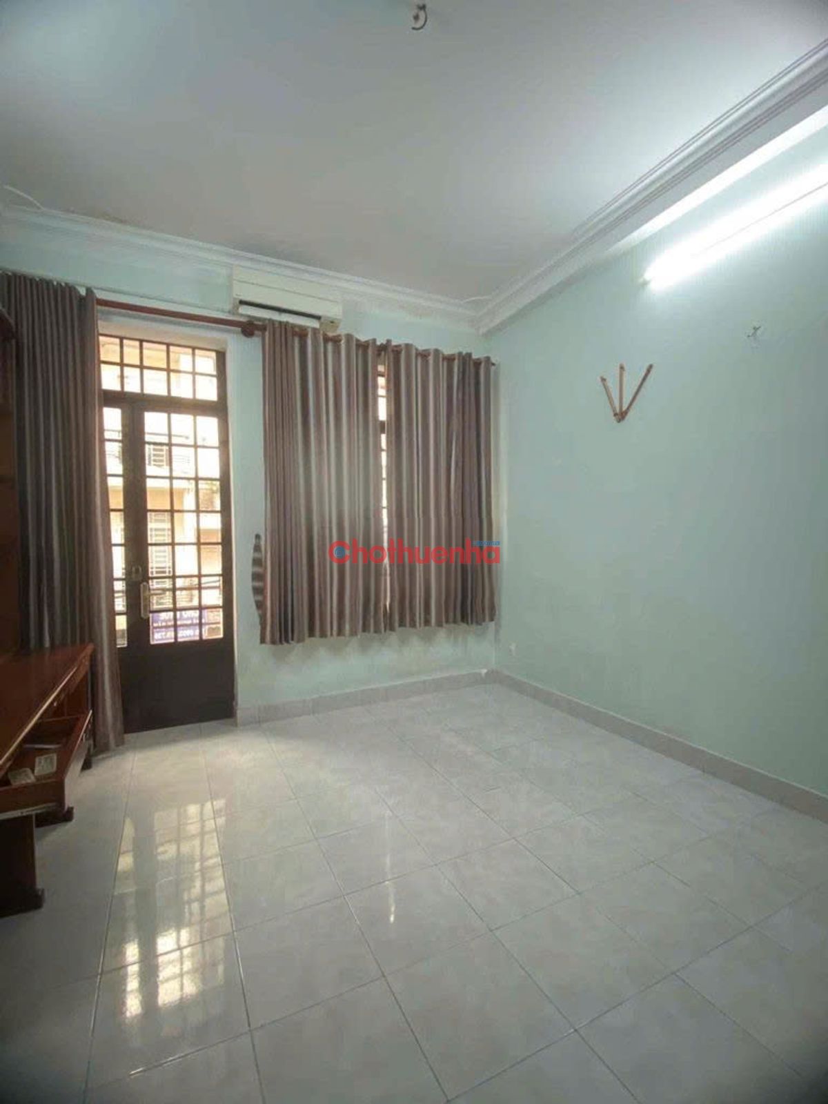 Cho thuê nhà nguyên căn, Đường Phan Văn Trị, phường 11, Quận Bình Thạnh. Nhà hẻm rộng, xe hơi vào tận cửa, có 3 hướng vào nhà, di chuyển thuận tiện ra Phạm Văn Đồng – Gò Vấp – Phú Nhuận – Tân Bình.