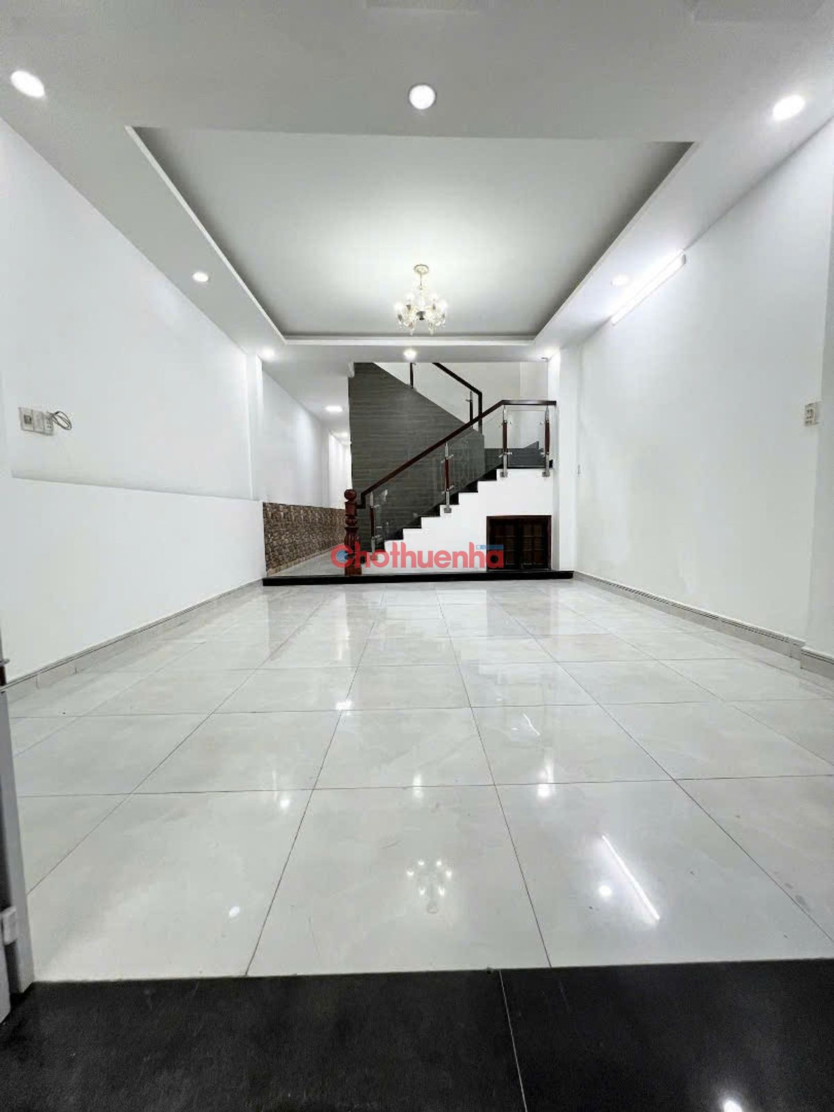 Cho thuê nhà, đường Trần Bá Giao - 3 phòng ngủ từ nhỏ đến lớn, cửa sổ ban công thoáng. Đầy đủ máy lạnh inverter, giường nệm, tủ lạnh, máy giặt. Phòng khách, phòng bếp, khu phơi đồ, rộng rãi. Xe hơi tới sát nhà.