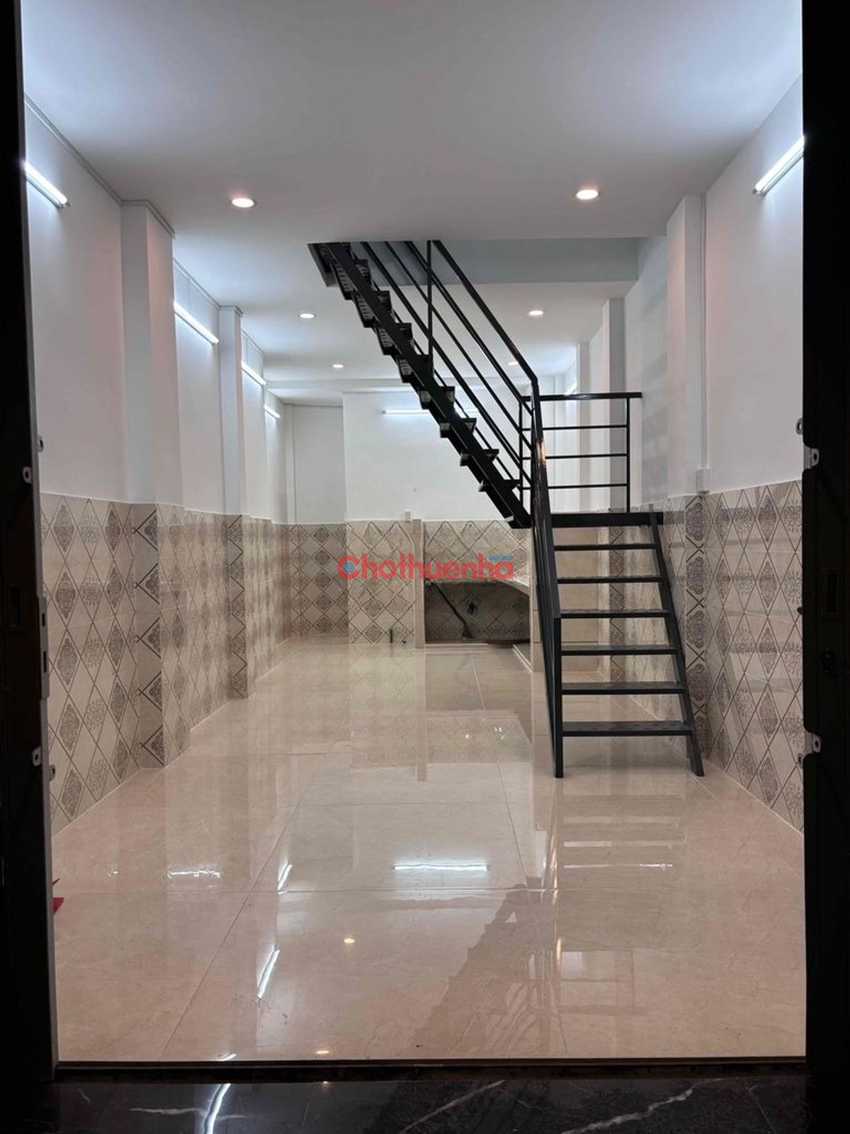 Cho thuê nhà nguyên căn đường Điện Biên Phủ Phường Vườn Lài - Giá chỉ 15 triệu.