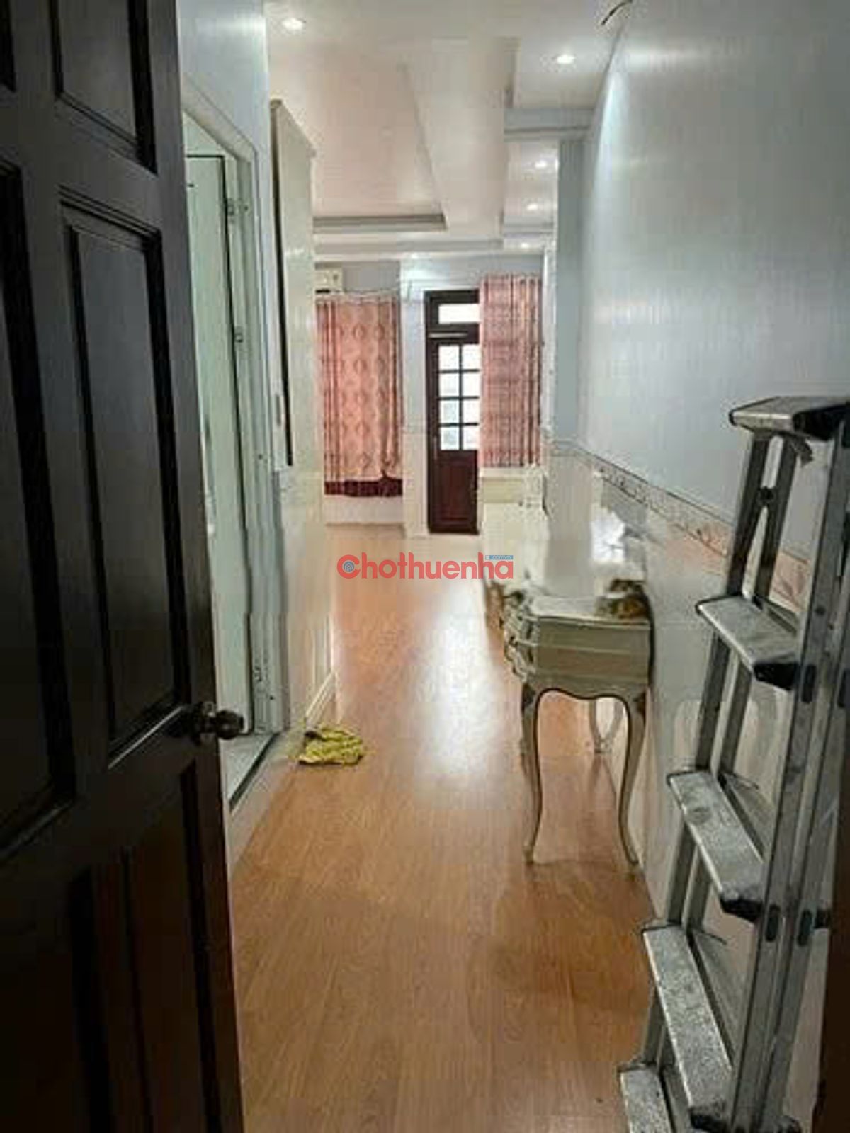 Cho thuê nhà - 4,2m x 22m, 1 trệt, 3 lầu, 5 phòng ngủ Nội thất cơ bản có 2 bộ sofa, tủ lạnh, máy giặt Giá thuê 20tr