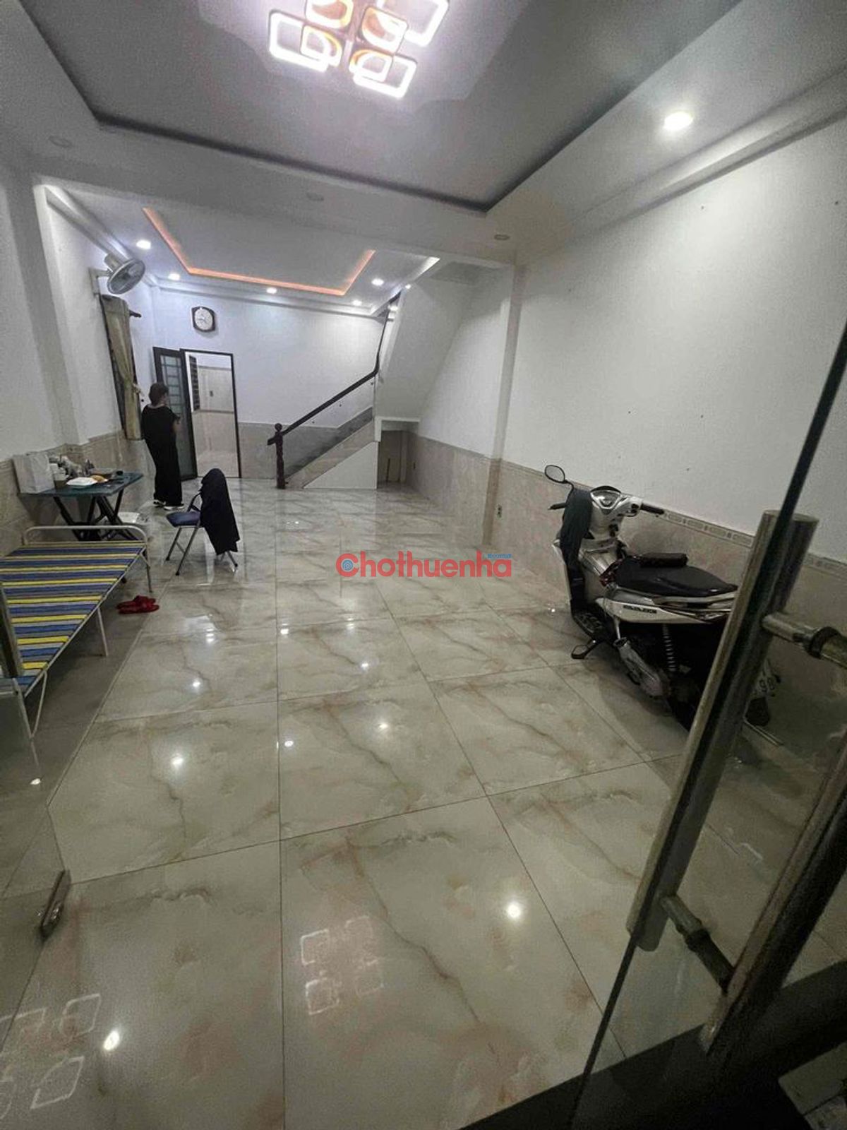 Cho thuê nhà nguyên căn đường Lê Văn Duyệt. Hẻm xe hơi thông, khu buôn bán sầm uất. Cách Quận 1 chỉ 300m. Khu Siêu trung tâm.